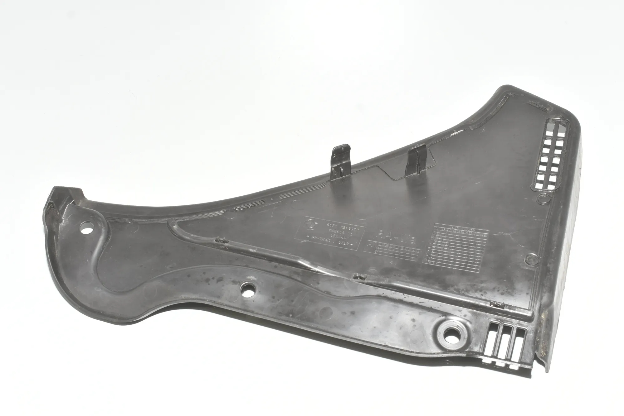 Front Wiper Cowl Trim – OEM 7216977 · BMW 5 Touring (F11) 530 d xDrive 2011 – 3
