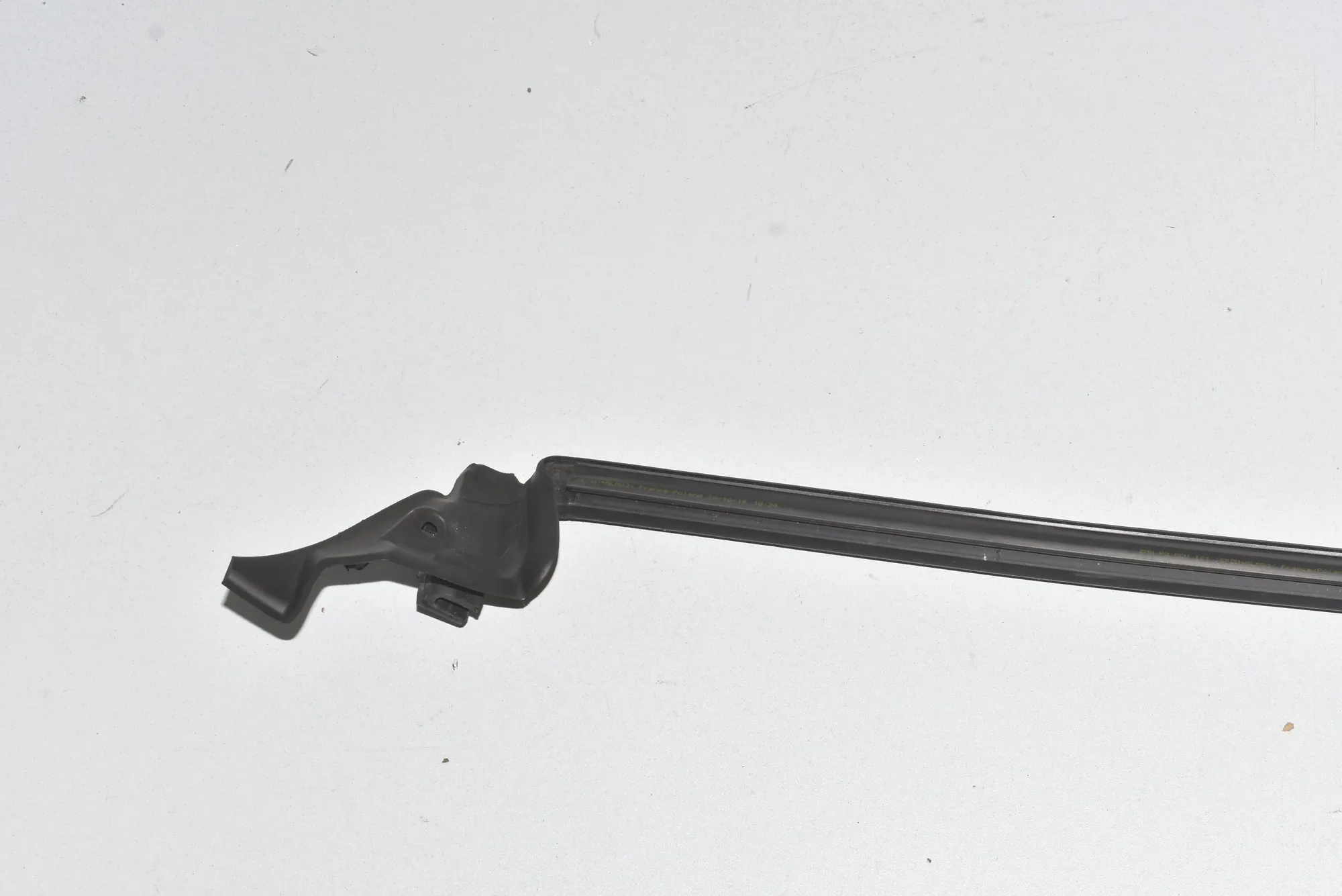 Front Left Door Window Strip – OEM 7277049 · BMW i3 (I01) BMW i3 (I01) Hybrid 2017 – 3