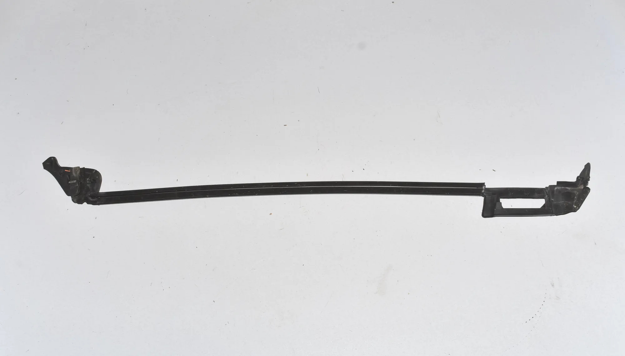 Front Left Door Window Strip – OEM 7277049 · BMW i3 (I01) BMW i3 (I01) Hybrid 2017 – 4