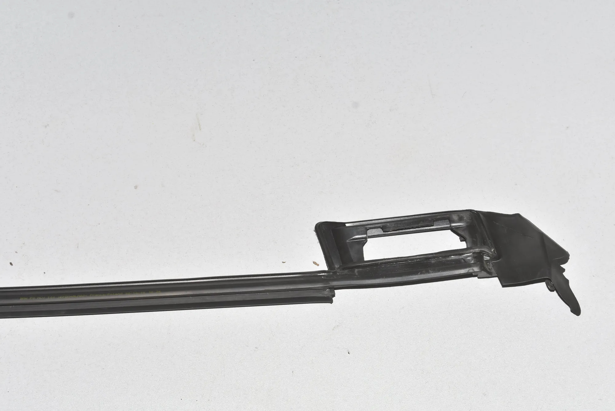 Front Left Door Window Strip – OEM 7277049 · BMW i3 (I01) BMW i3 (I01) Hybrid 2017 – 2