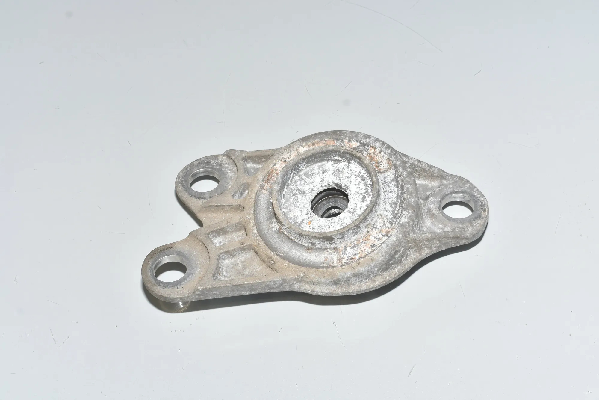 Rear Left Shock Absorber Bracket – OEM 33506852227 · BMW i3 (I01) BMW i3 (I01) Hybrid 2017