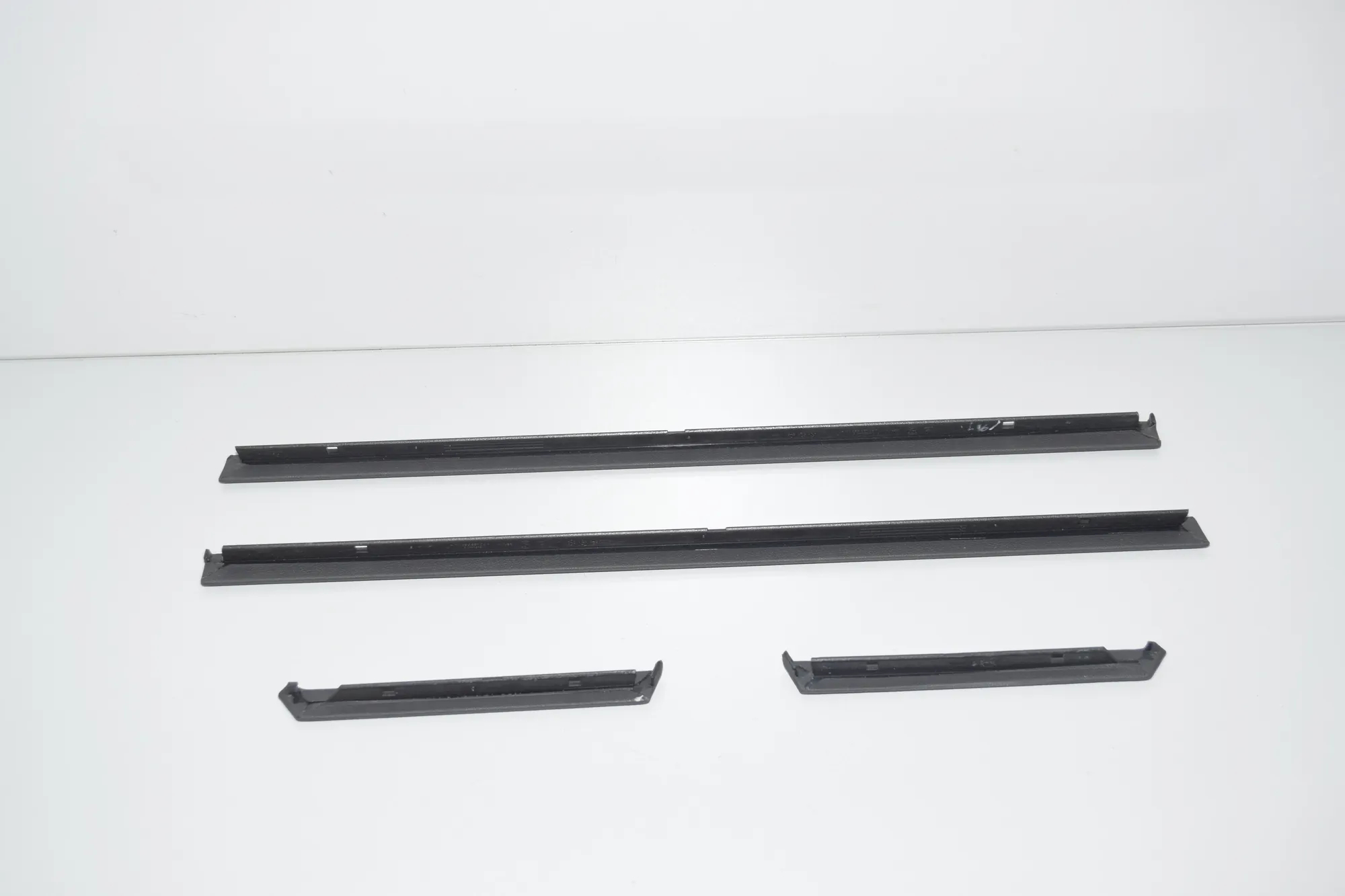 Rear Left Door Window Strip – OEM 7406183 · BMW 7 (G11, G12) 730 d, Ld xDrive 2017 – 4