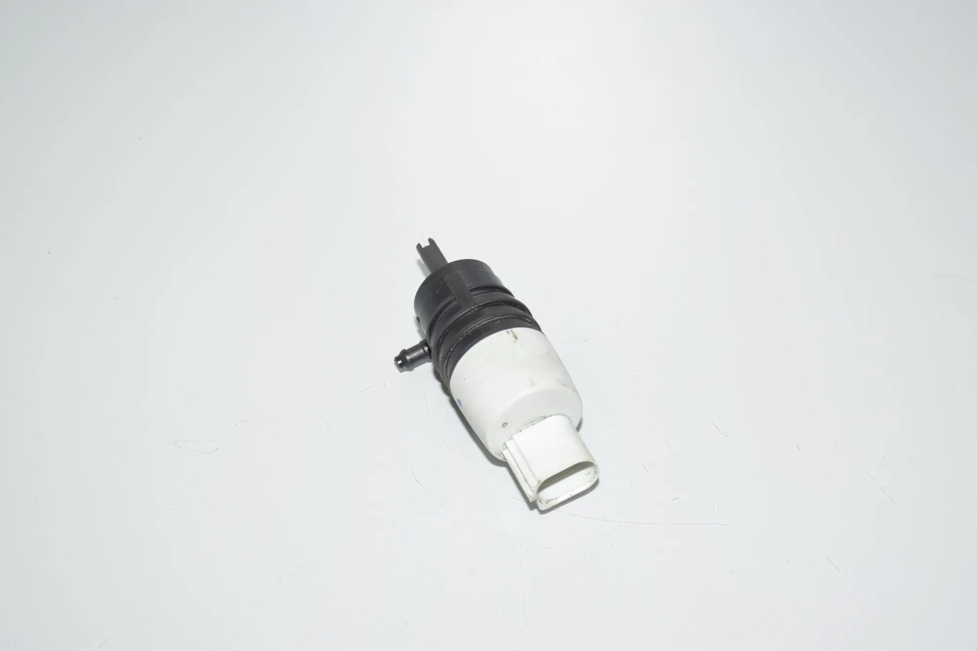 Washer Tank Motor – OEM 7298309 · BMW 7 (G11, G12) 730 d, Ld xDrive 2017 – 4