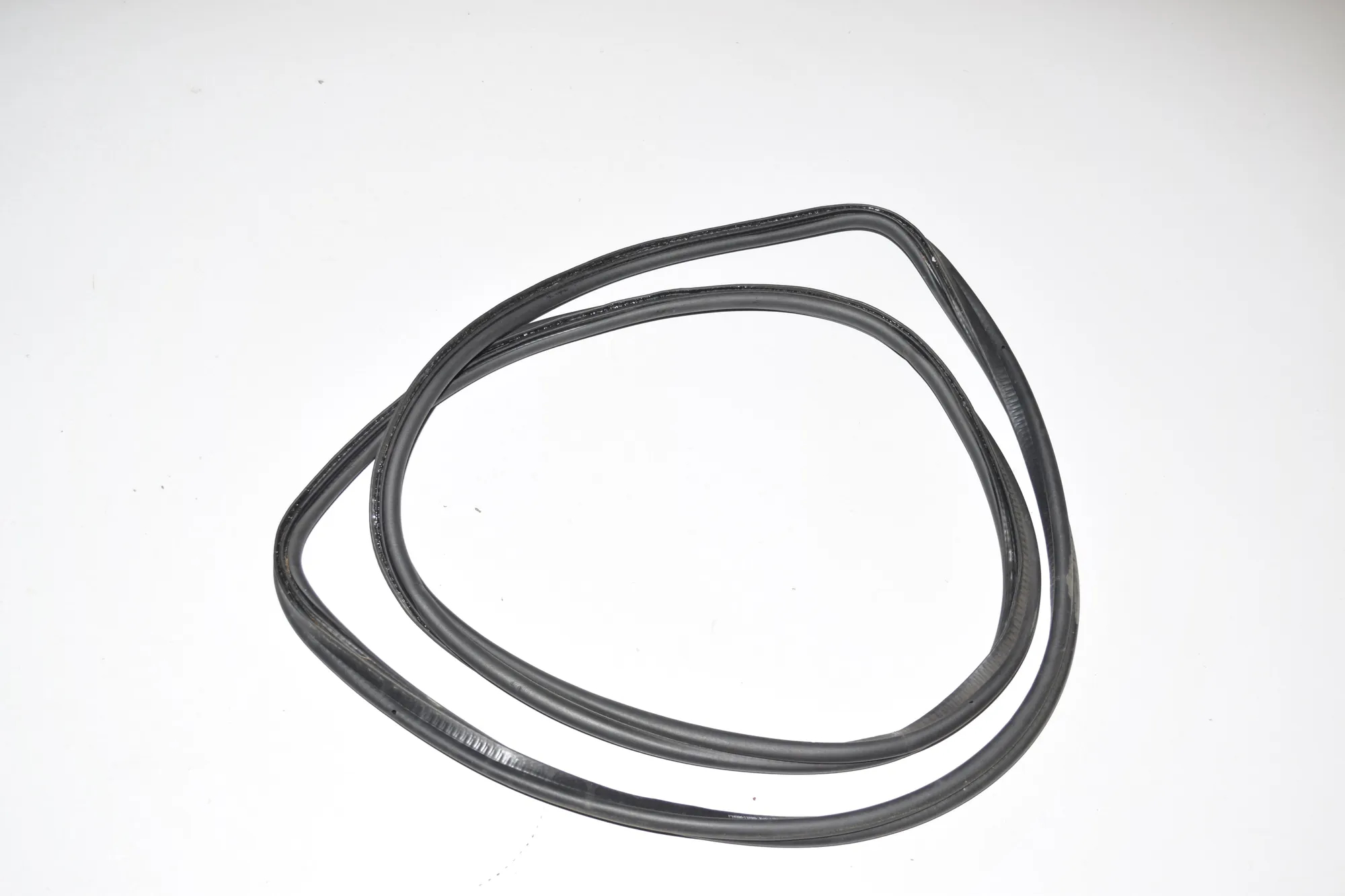 Tailgate Rubber Seal – OEM 7357103 · BMW 7 (G11, G12) 730 d, Ld xDrive 2017