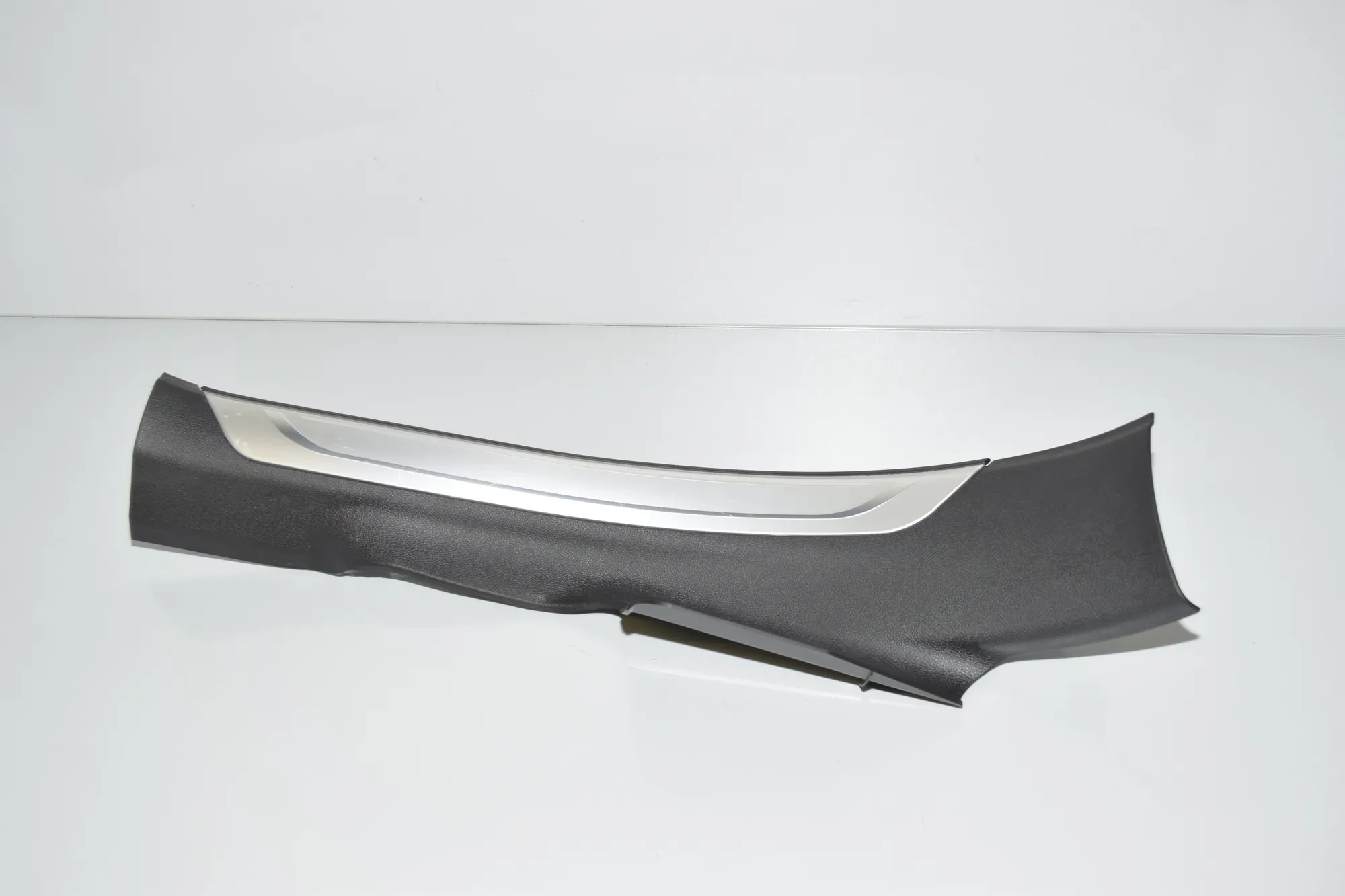 Rear Right Interior Step Trim – OEM 7343490 · BMW 7 (G11, G12) 730 d, Ld xDrive 2017