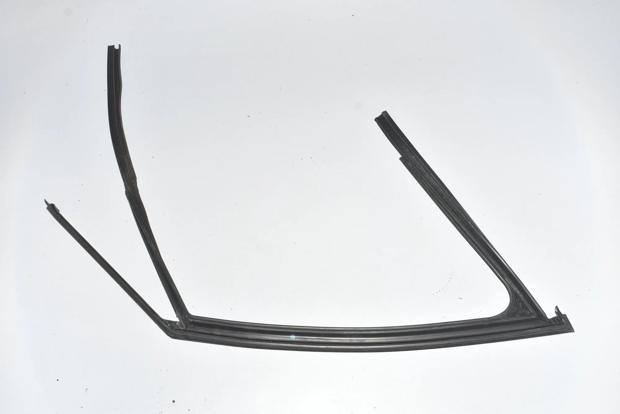 Front Left Door Rubber Seal – OEM 51337326167 · BMW 2 Gran Tourer (F46) 218 d xDrive 2017 – 2