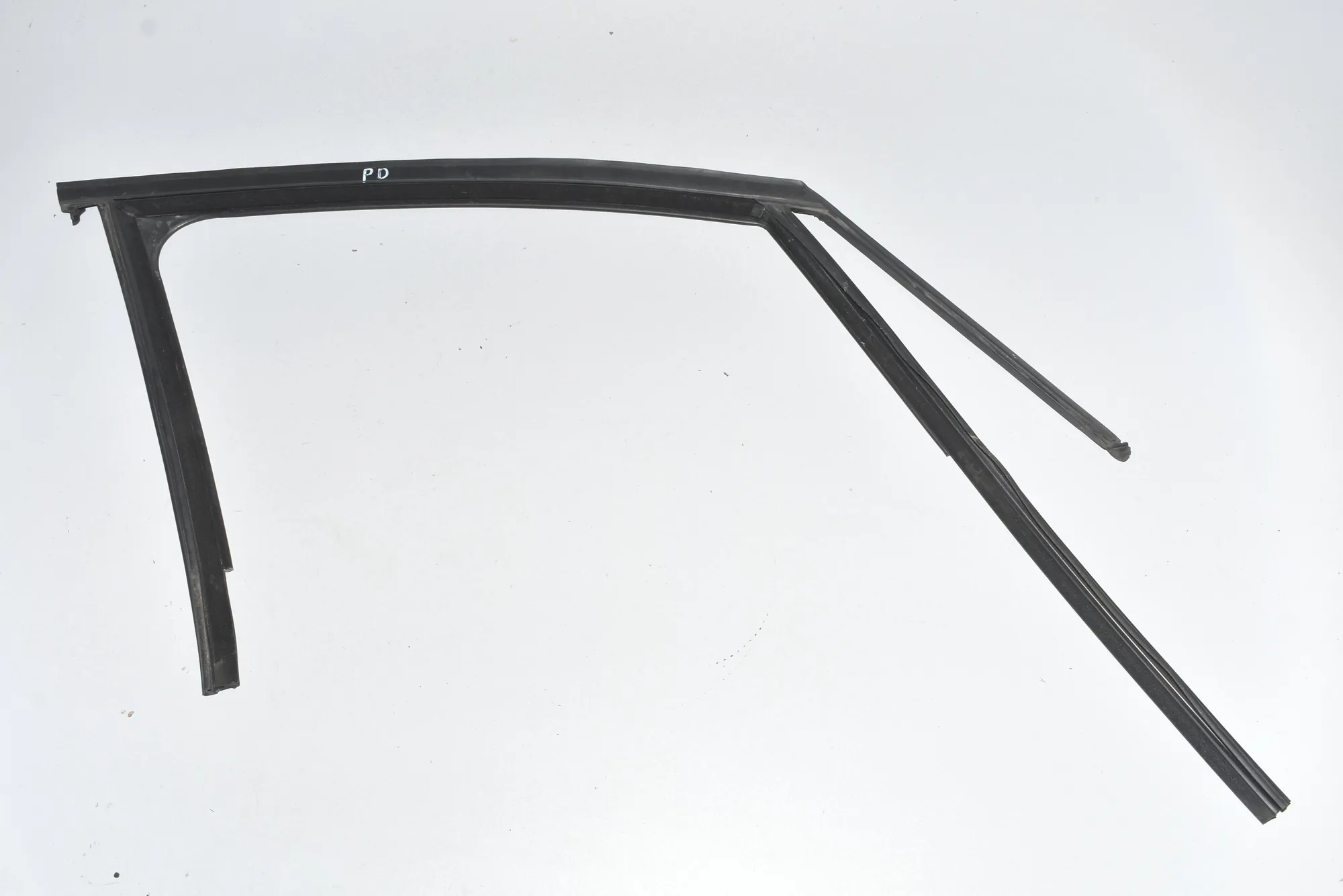 Front Right Door Rubber Seal – OEM 51337326168 · BMW 2 Gran Tourer (F46) 218 d xDrive 2017 – 2