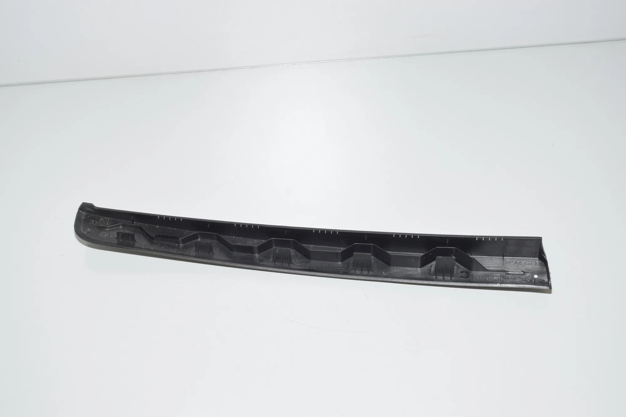 Rear Right Door Window Strip – OEM 7377304 · BMW 7 (G11, G12) 730 d, Ld xDrive 2017 – 4