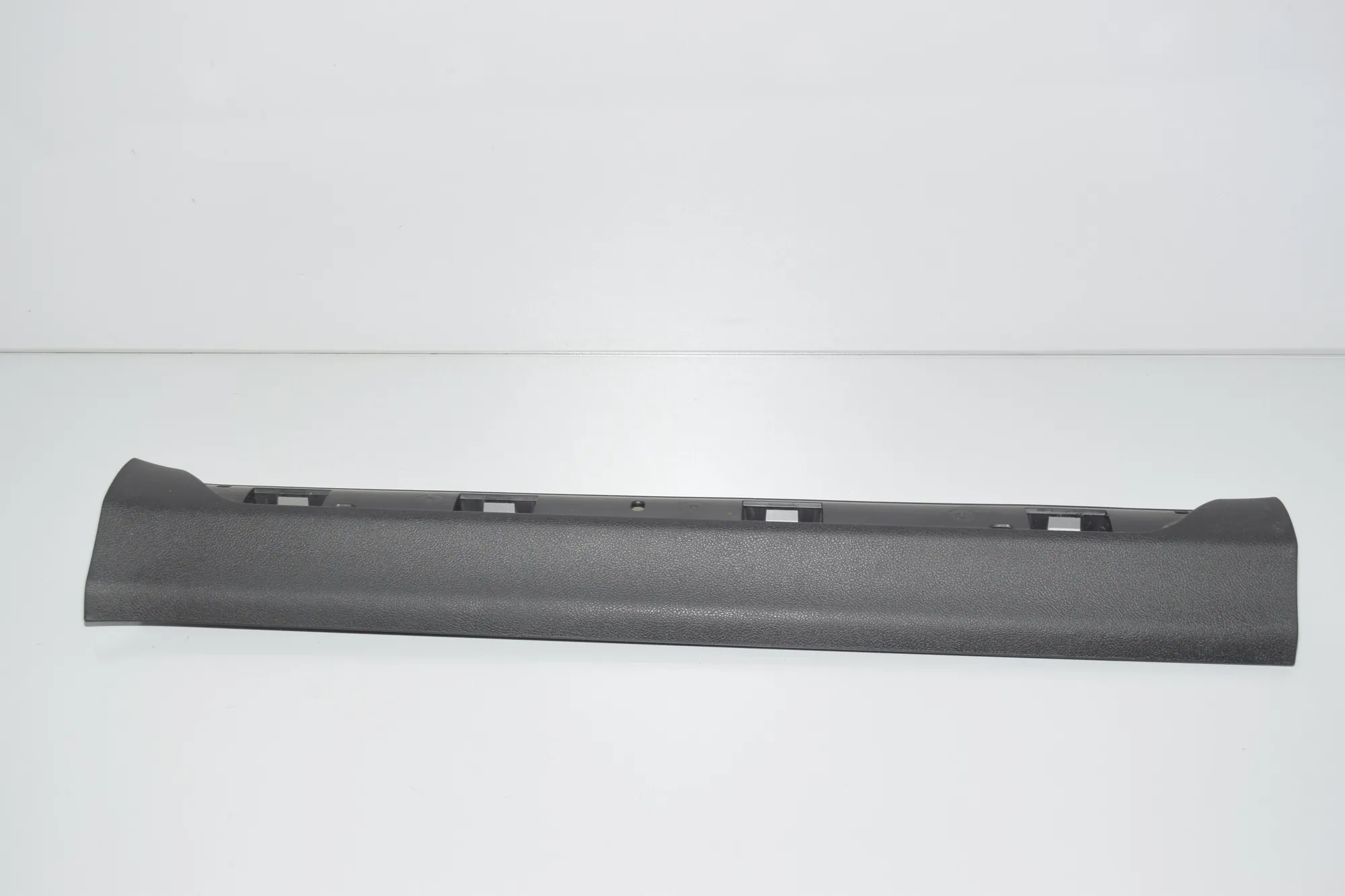 Front Right Interior Step Trim – OEM 7390770 · BMW 7 (G11, G12) 730 d, Ld xDrive 2017