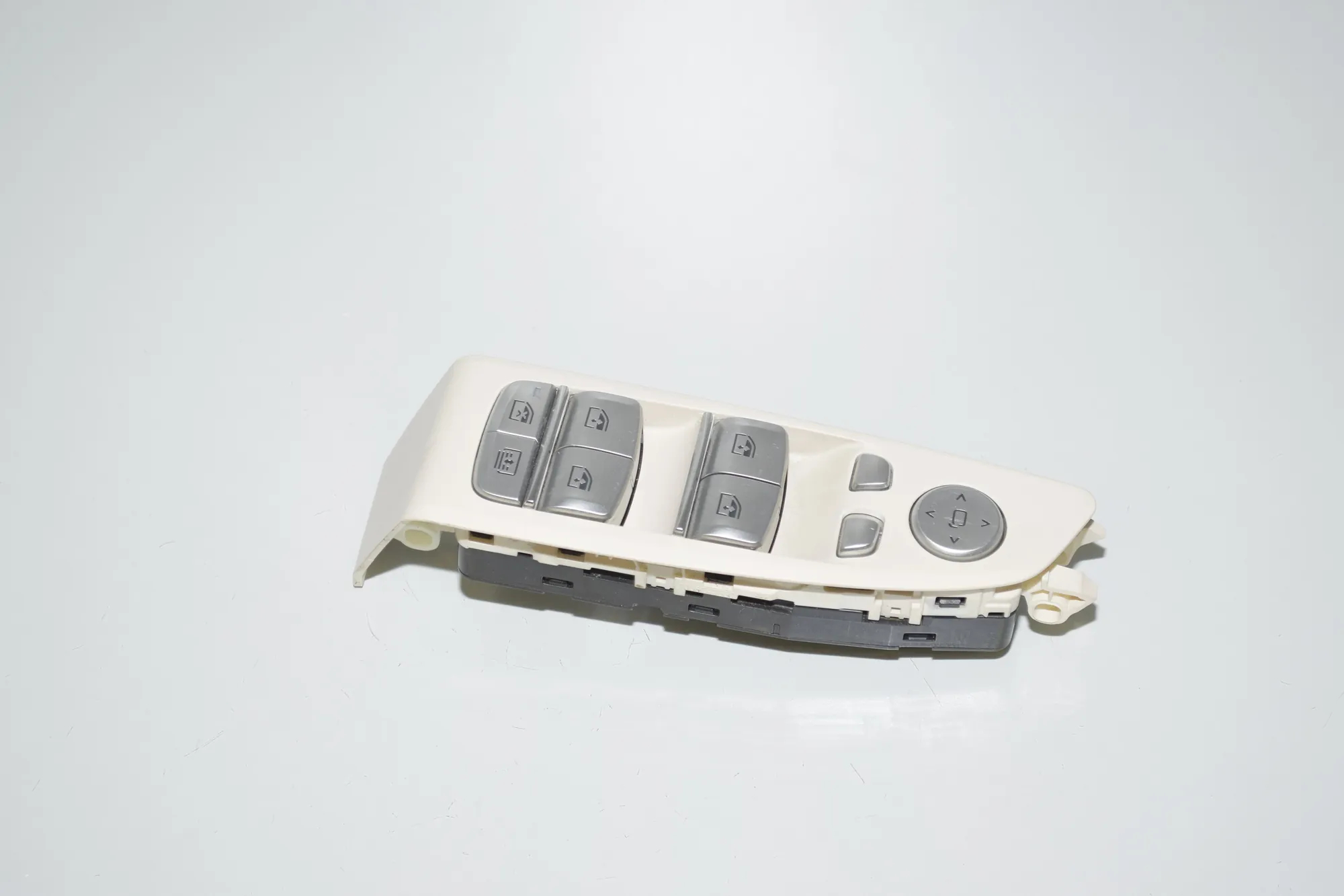 Front Left Door Window Switch – OEM 9382503 · BMW 7 (G11, G12) 730 d, Ld xDrive 2017 – 2