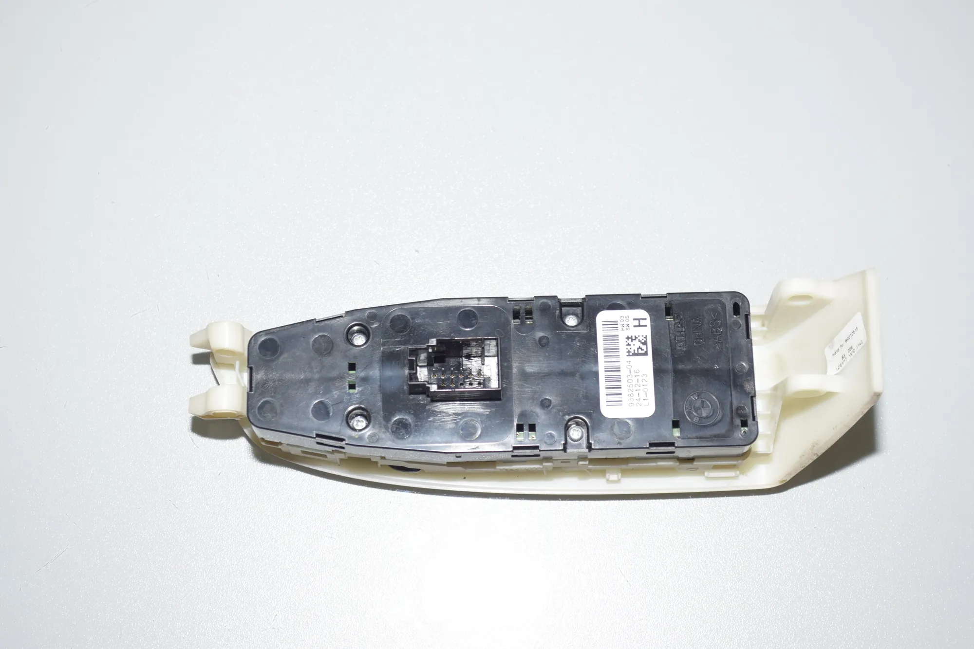 Front Left Door Window Switch – OEM 9382503 · BMW 7 (G11, G12) 730 d, Ld xDrive 2017 – 6