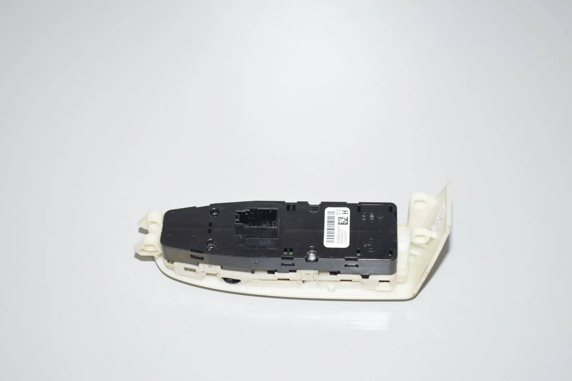 Front Left Door Window Switch – OEM 9382503 · BMW 7 (G11, G12) 730 d, Ld xDrive 2017 – 5