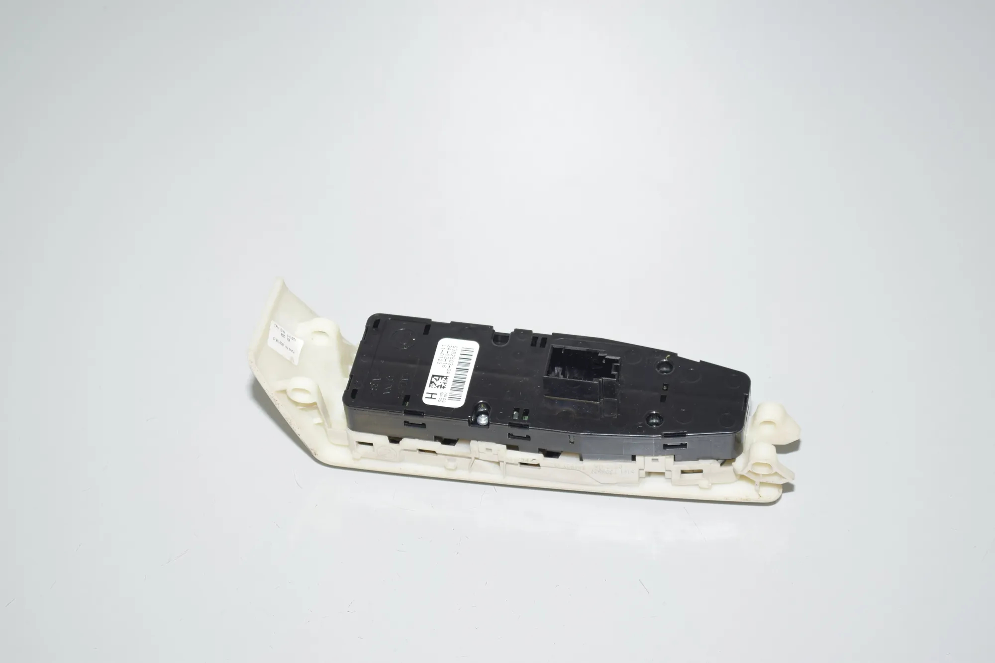 Front Left Door Window Switch – OEM 9382503 · BMW 7 (G11, G12) 730 d, Ld xDrive 2017 – 4