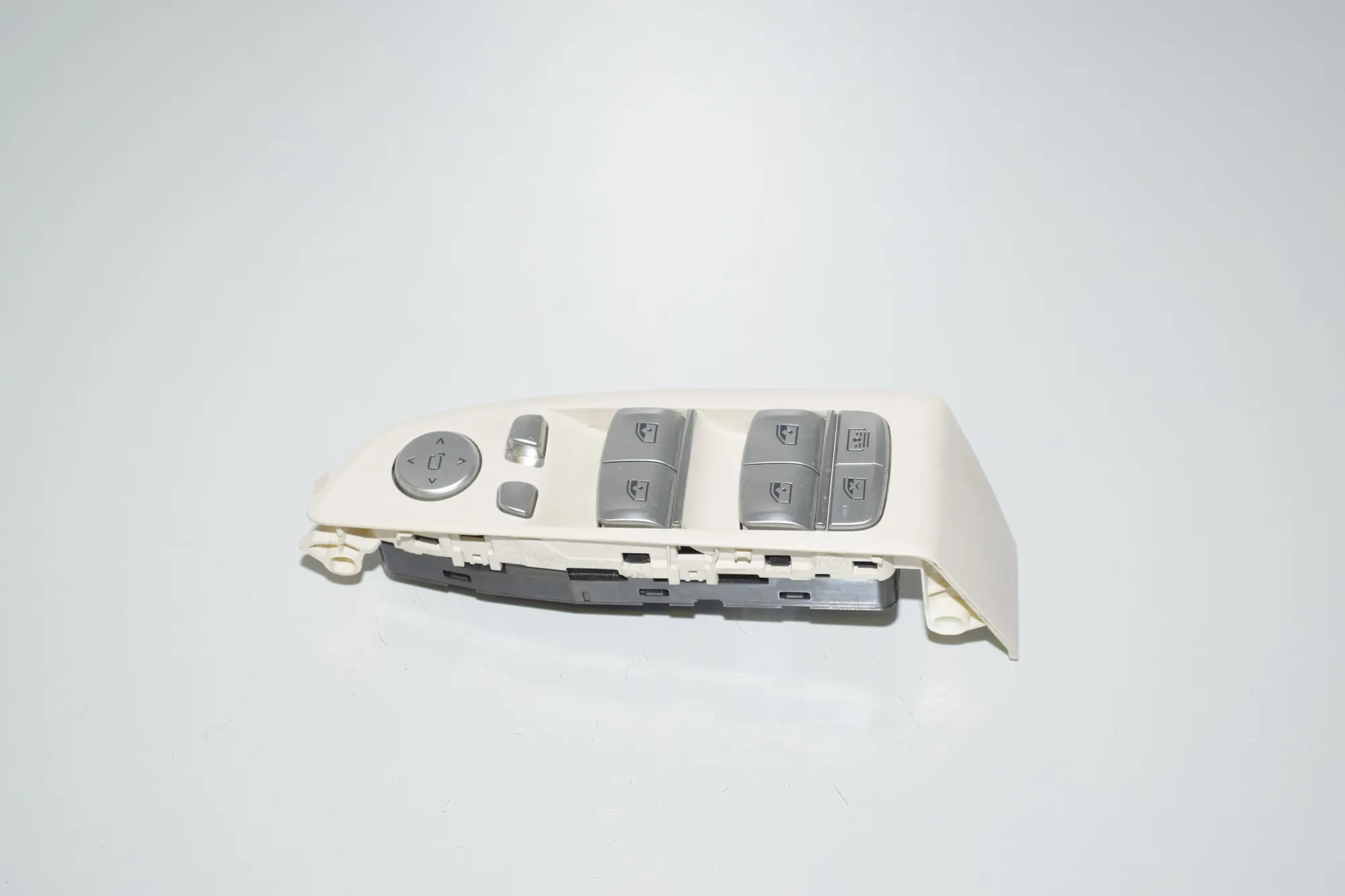 Front Left Door Window Switch – OEM 9382503 · BMW 7 (G11, G12) 730 d, Ld xDrive 2017