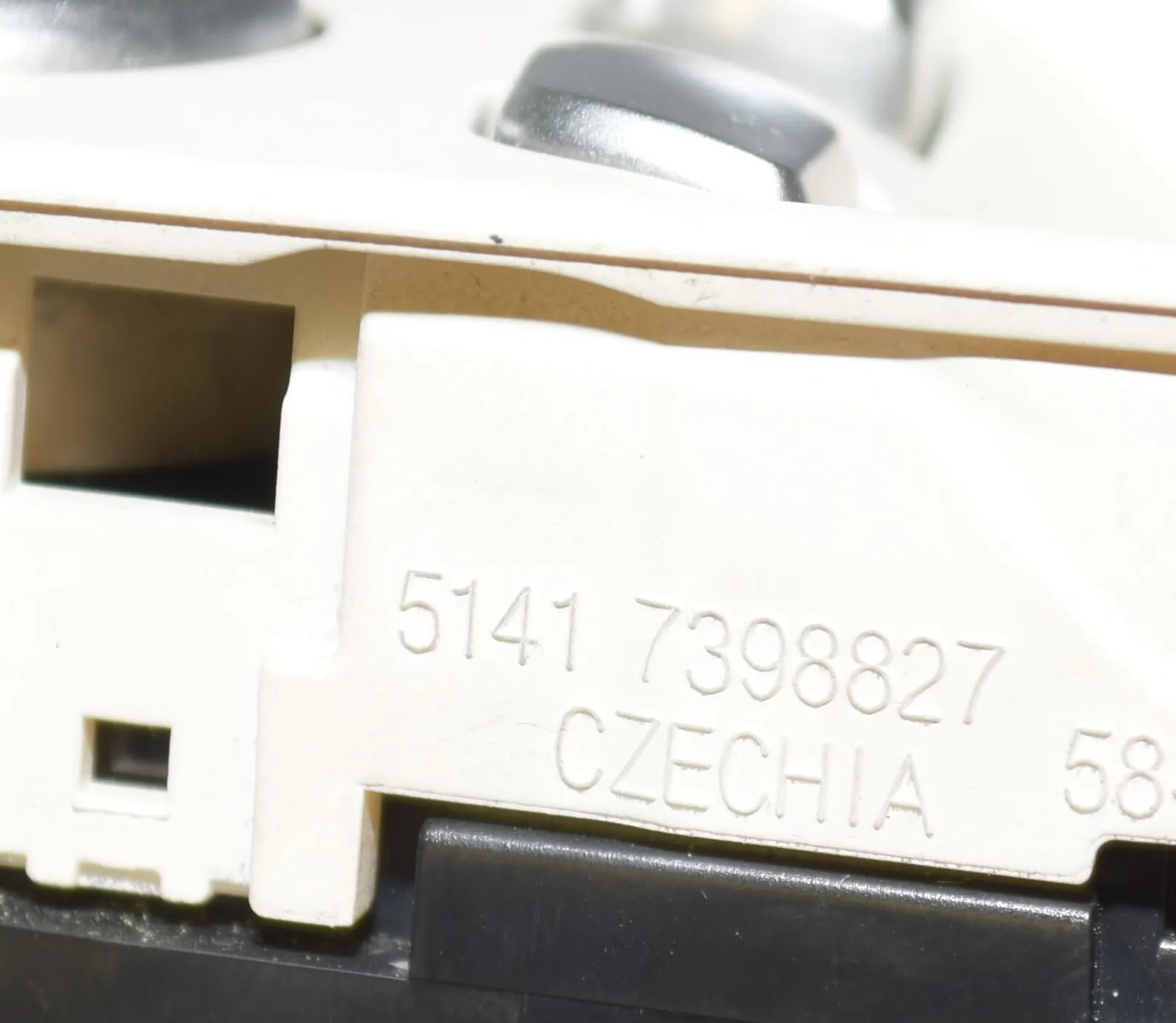 Front Left Door Window Switch – OEM 9382503 · BMW 7 (G11, G12) 730 d, Ld xDrive 2017 – 8