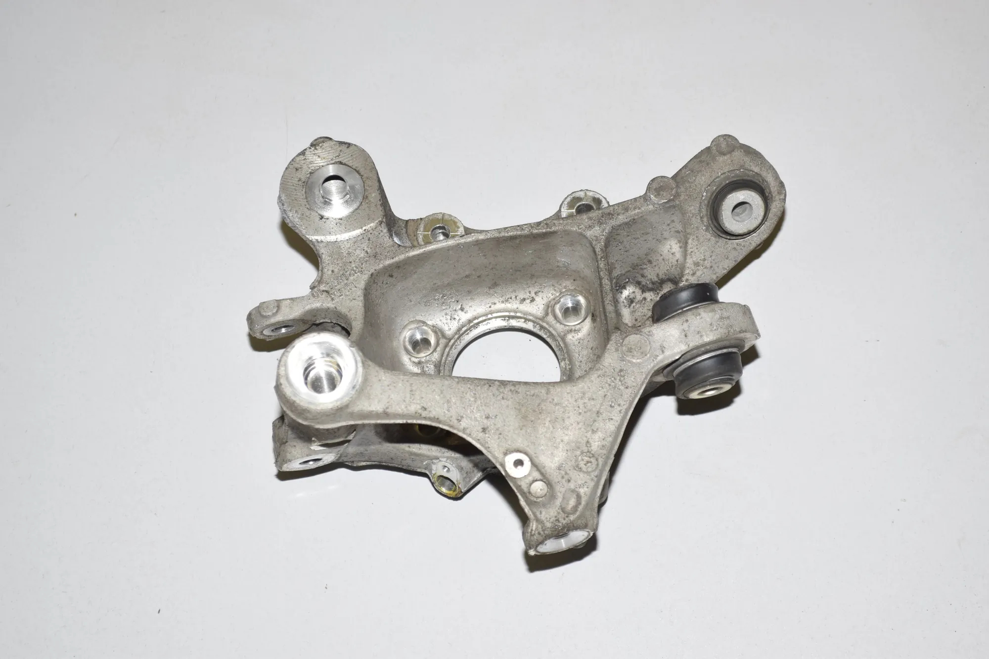 Rear Left Wheel Hub Spindle – OEM 6861135 · BMW 7 (G11, G12) 730 d, Ld xDrive 2017 – 3