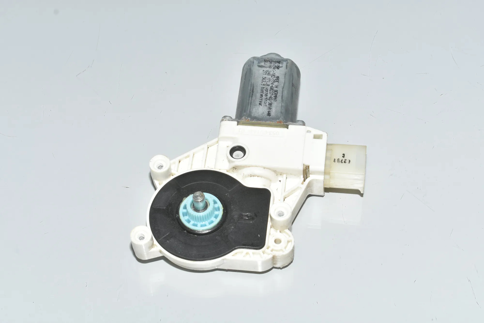 Rear Left Door Window Control Motor – OEM 51337271563 · BMW 5 Touring (F11) BMW 5 Touring (F11) 530 d 2014 – 2