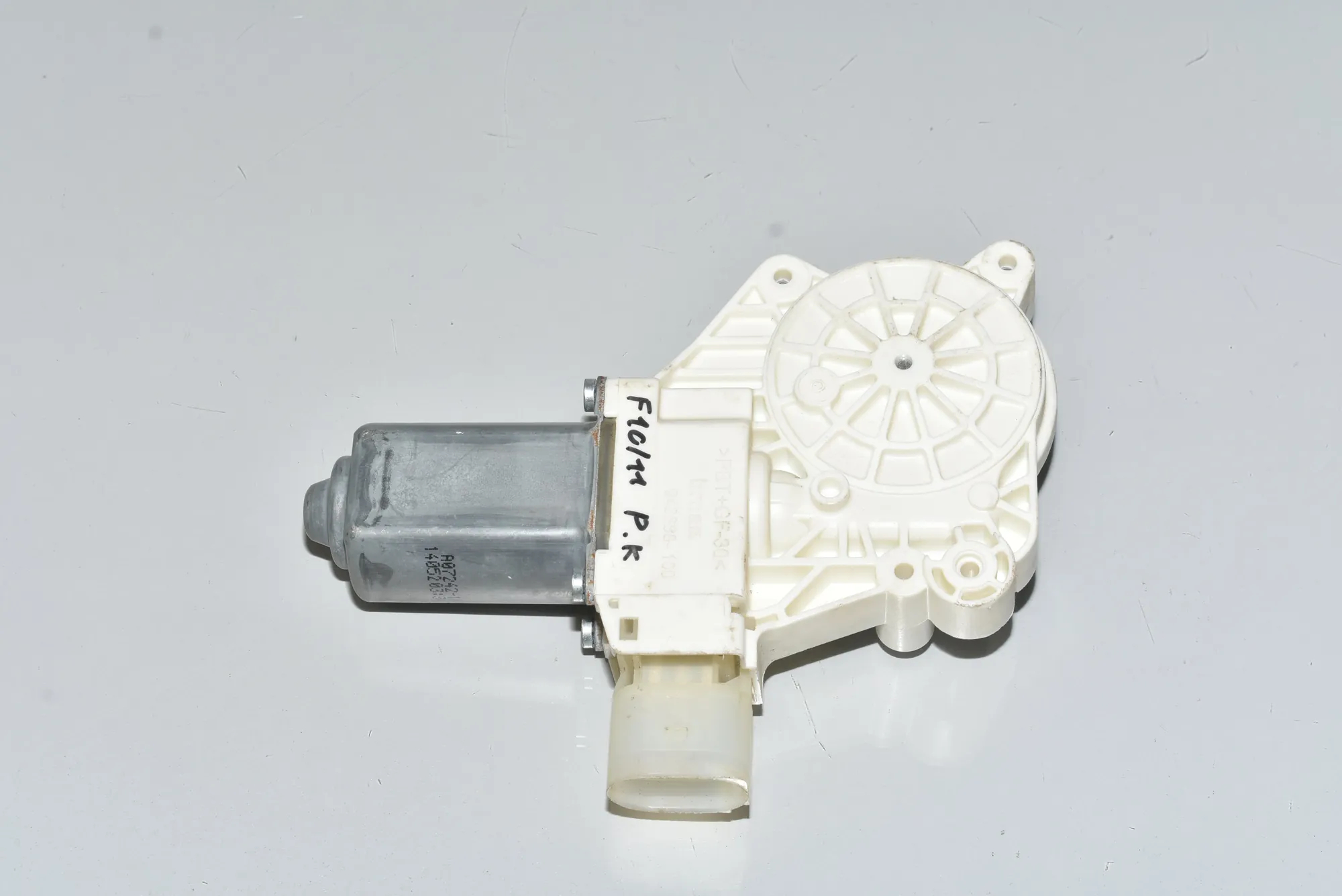 Front Left Door Window Regulator Motor – OEM 51337248171 · BMW 5 (F10) BMW 5 (F10) 520 d 2012 – 3