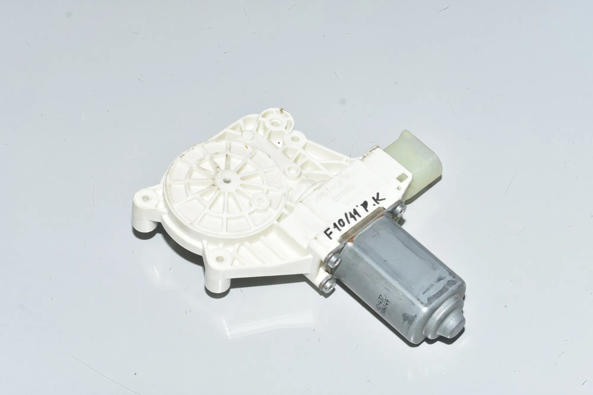 Front Left Door Window Regulator Motor – OEM 51337248171 · BMW 5 (F10) BMW 5 (F10) 520 d 2012 – 3