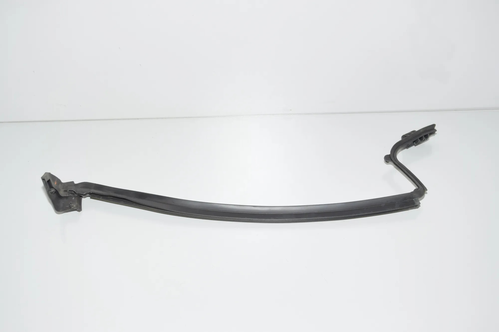 Rear Right Door Window Strip – OEM 7301746 · BMW i3 (I01) BMW i3 (I01) Hybrid 2020 – 3