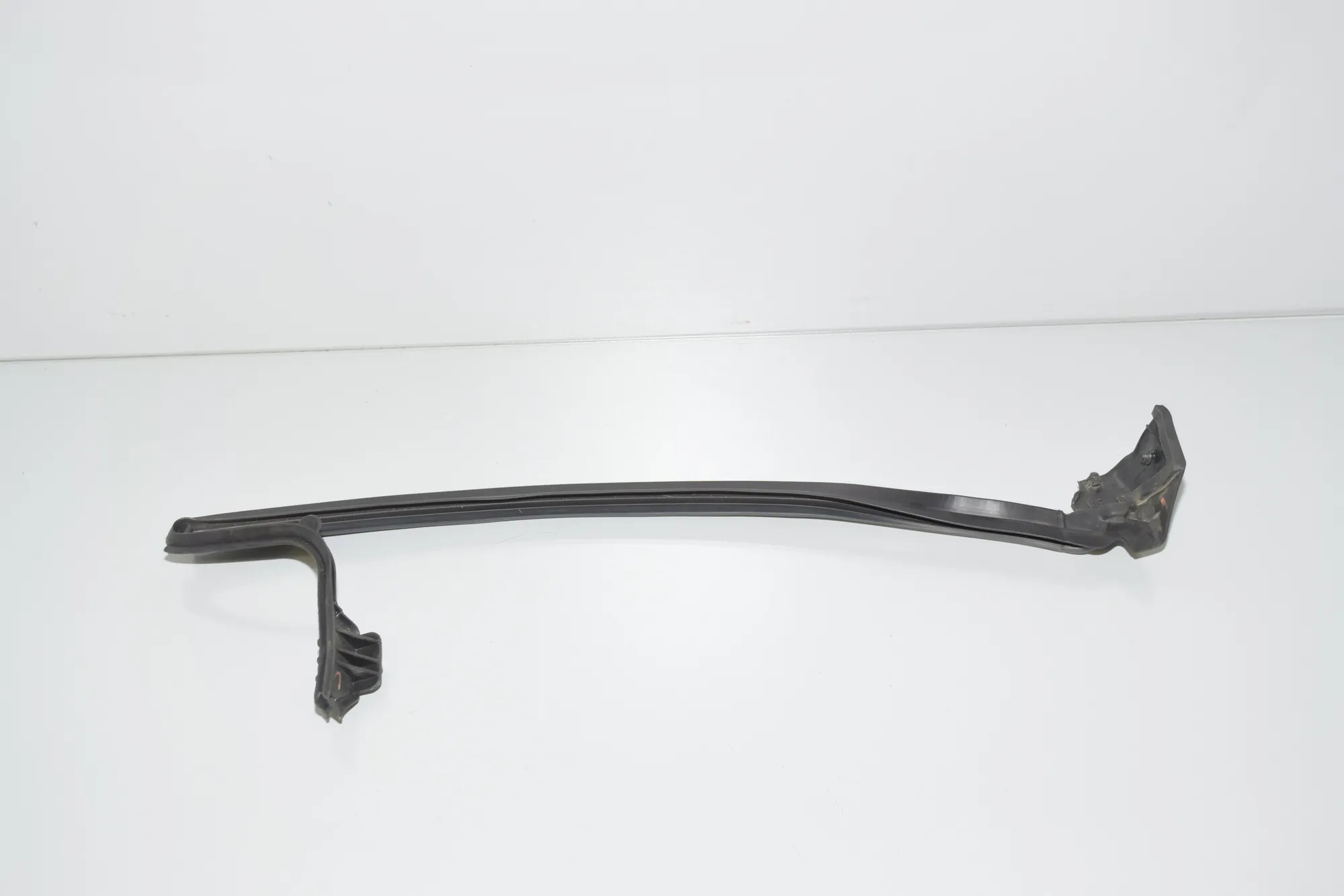 Rear Right Door Window Strip – OEM 7301746 · BMW i3 (I01) BMW i3 (I01) Hybrid 2020 – 4