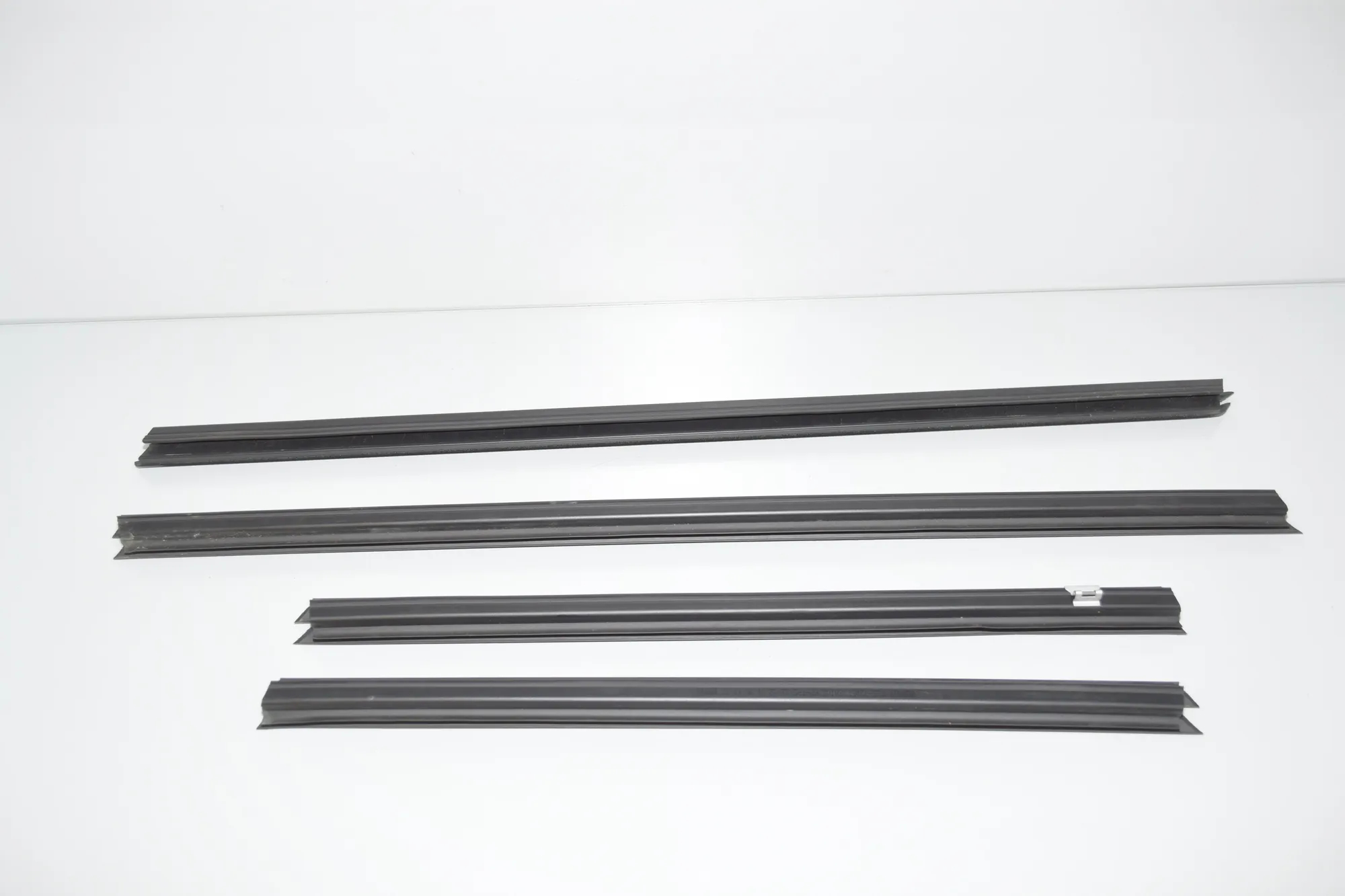 Rear Right Door Window Strip – OEM 7205736 · BMW X3 (F25) xDrive 20 d 2012 – 2
