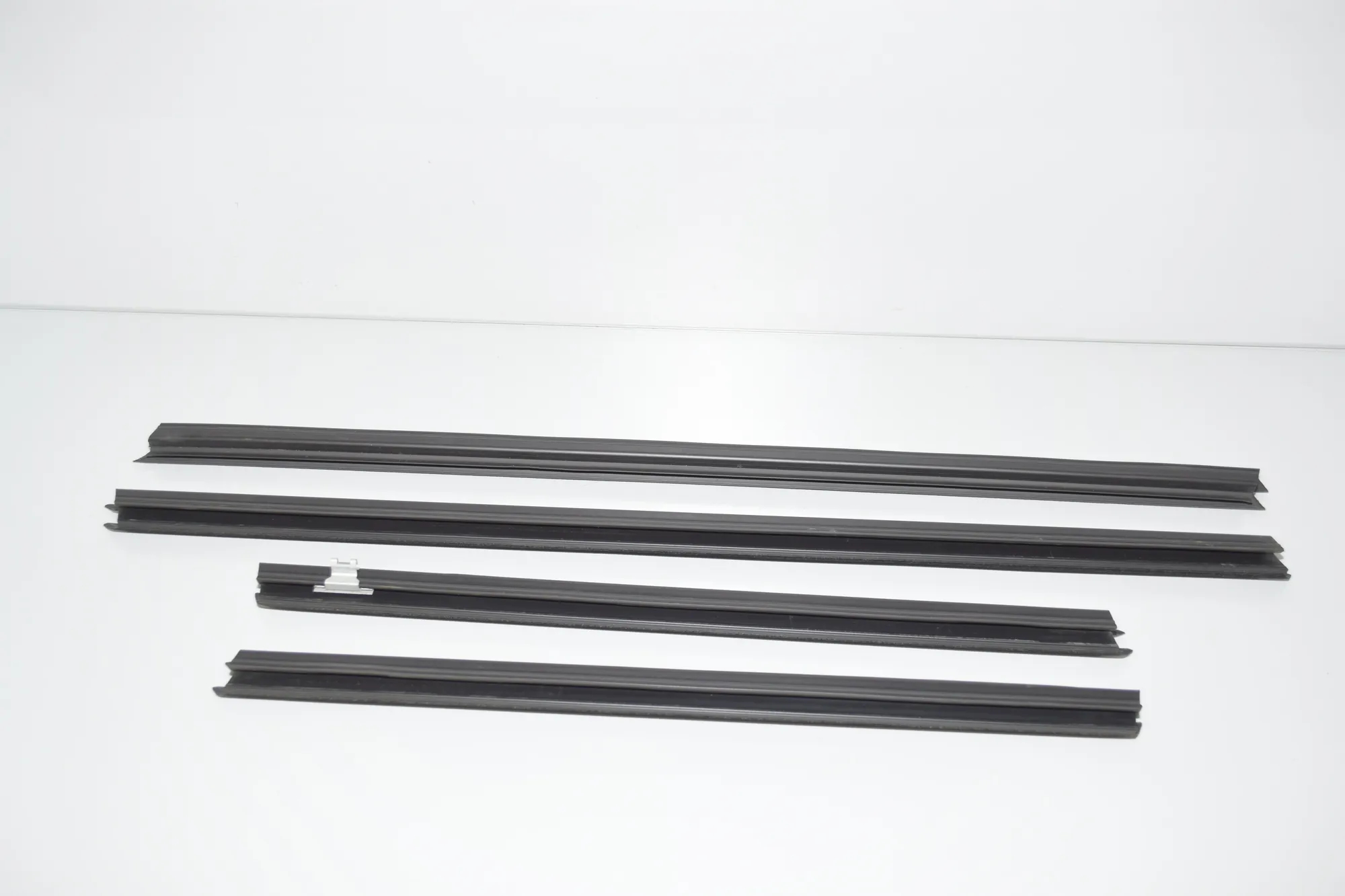 Rear Right Door Window Strip – OEM 7205736 · BMW X3 (F25) xDrive 20 d 2012