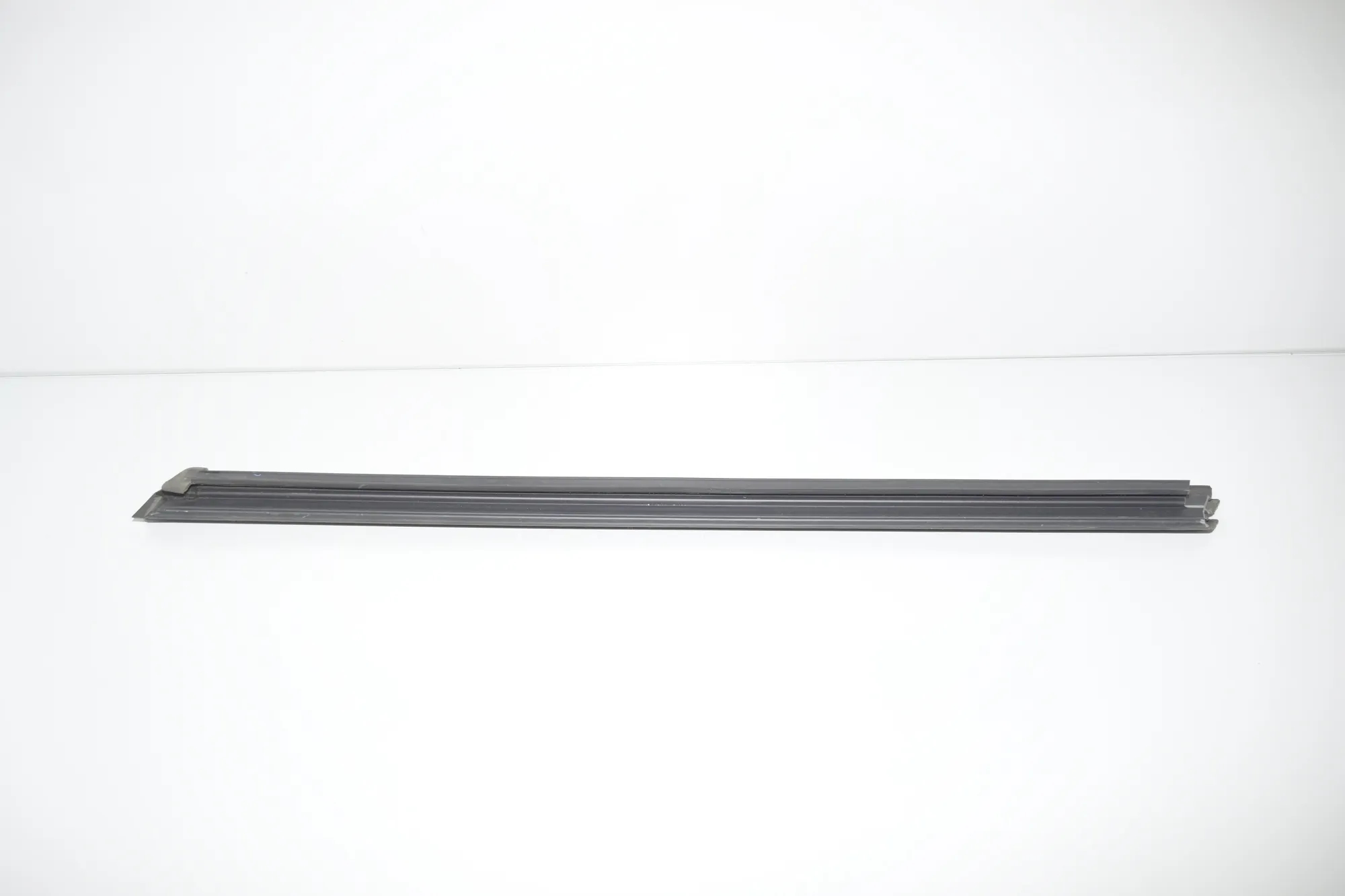 Front Left Door Window Strip – OEM 7428675 · BMW X7 (G07) BMW X7 (G07) xDrive M 50 D 2020