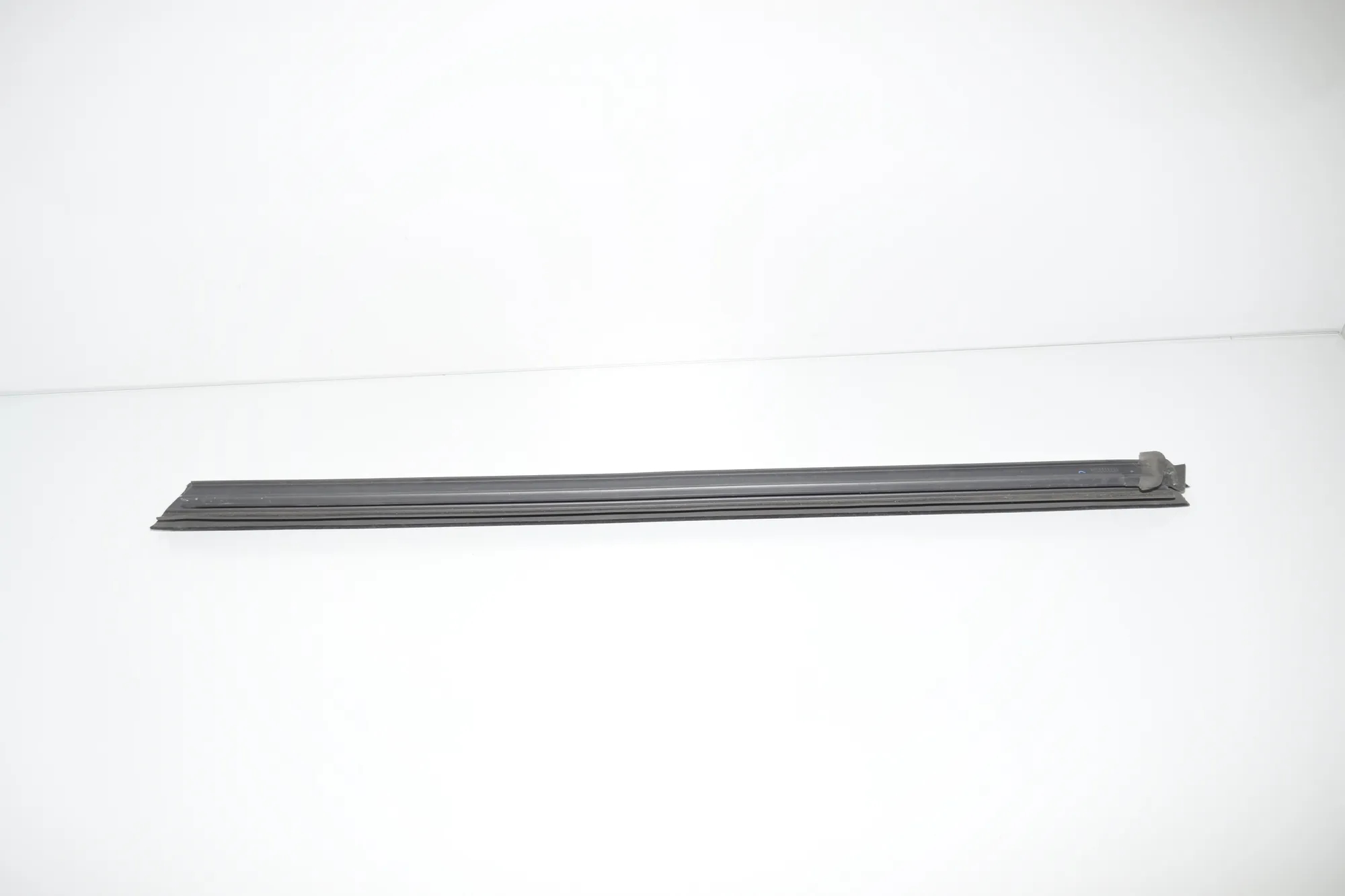 Front Left Door Window Strip – OEM 7428675 · BMW X7 (G07) BMW X7 (G07) xDrive M 50 D 2020 – 3