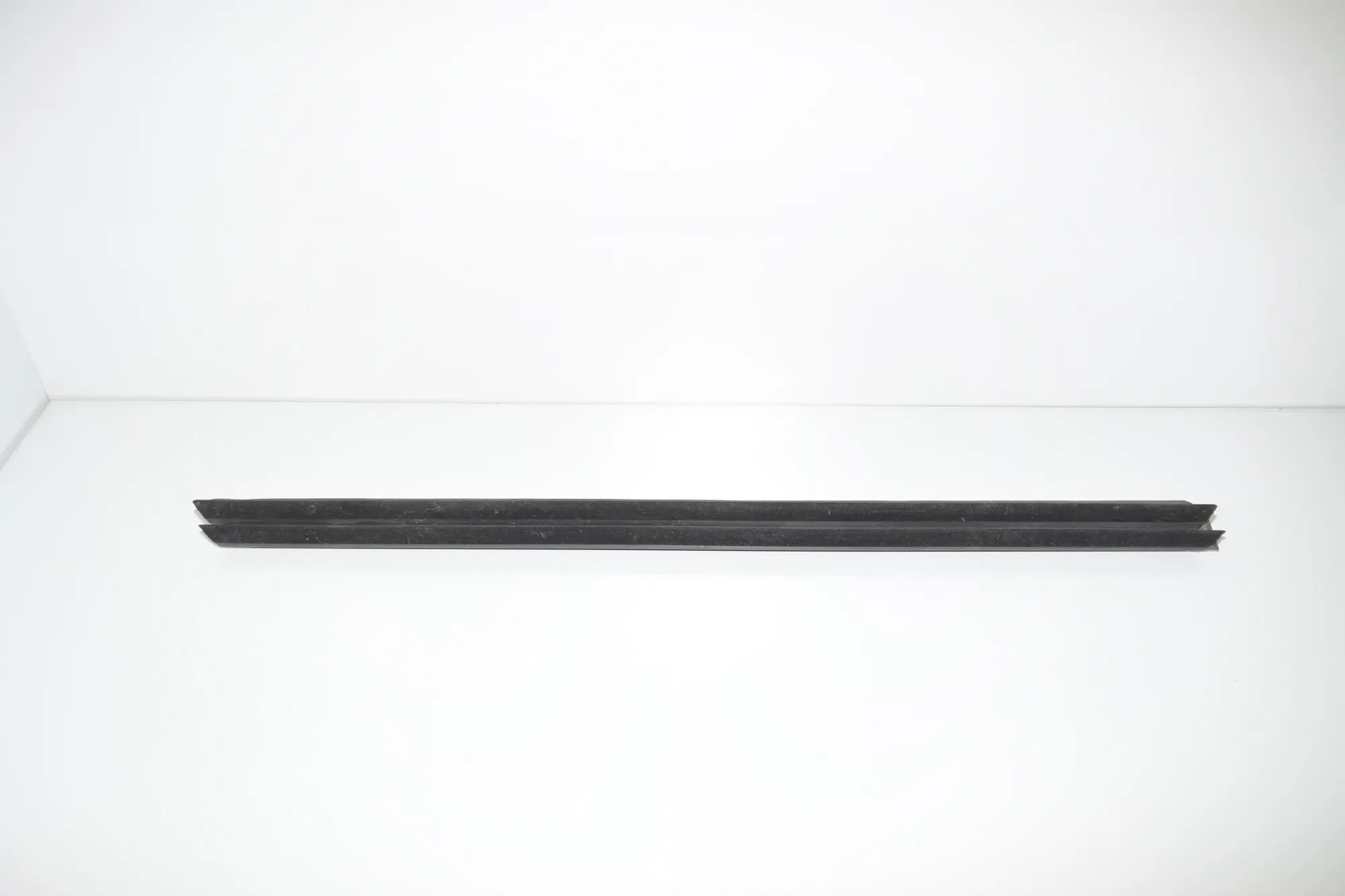 Front Left Door Window Strip – OEM 7428675 · BMW X7 (G07) BMW X7 (G07) xDrive M 50 D 2020 – 4