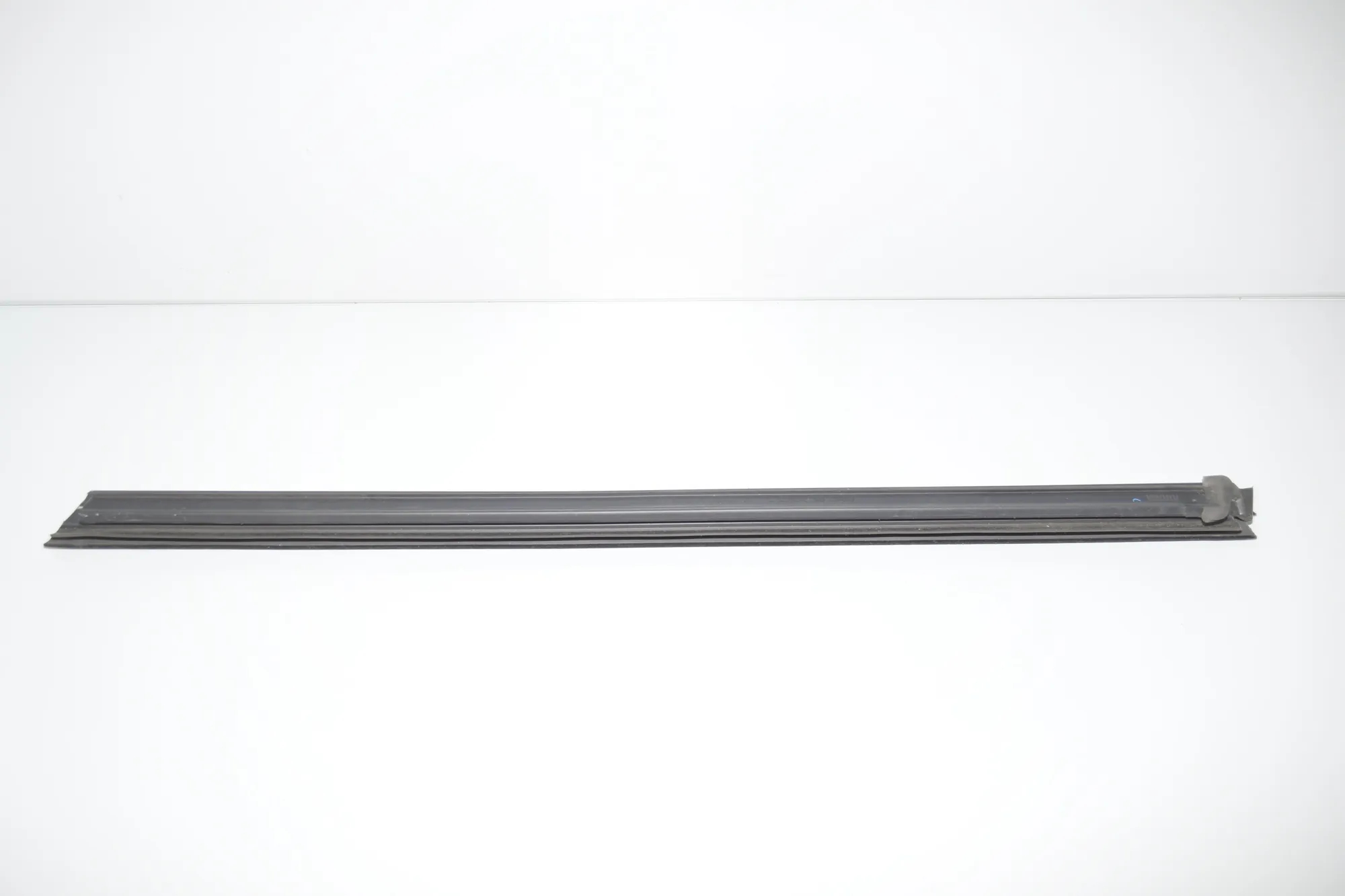 Front Left Door Window Strip – OEM 7428675 · BMW X7 (G07) BMW X7 (G07) xDrive M 50 D 2020 – 2
