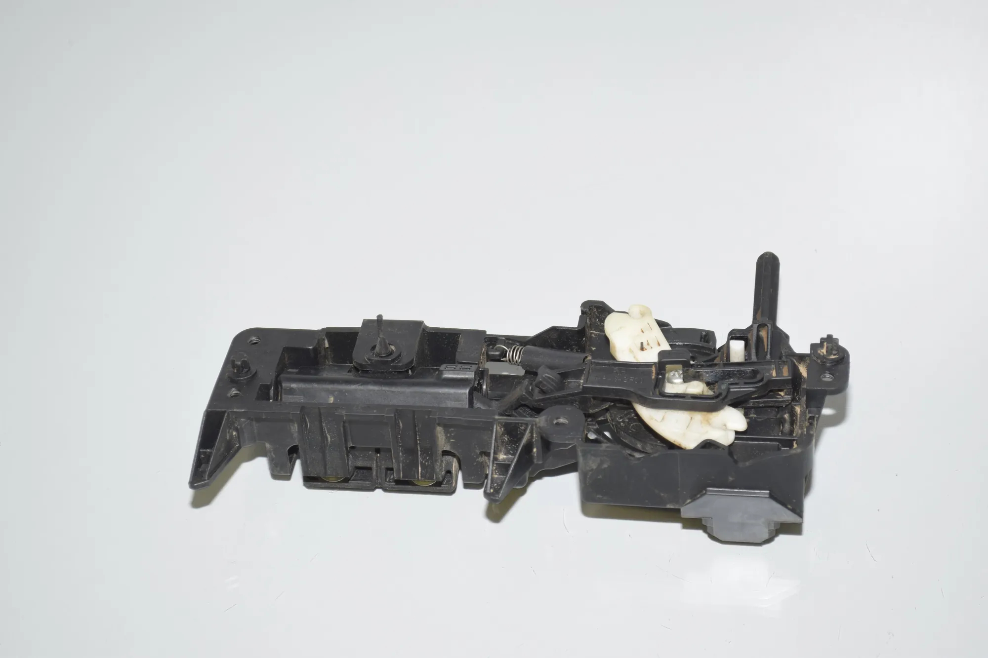 Rear Right Door Interior Handle Frame – OEM 7301758 · BMW i3 (I01) Hybrid 2017 – 3