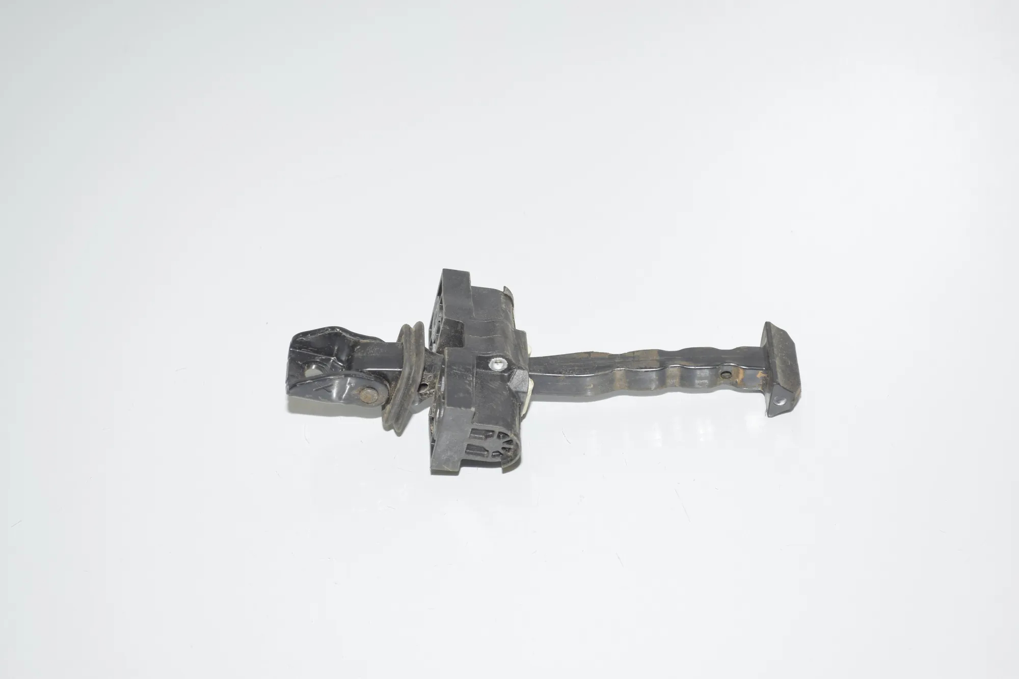 Front Right Door Hinge – OEM 51217400138 · BMW i3 (I01) Hybrid 2017 – 3