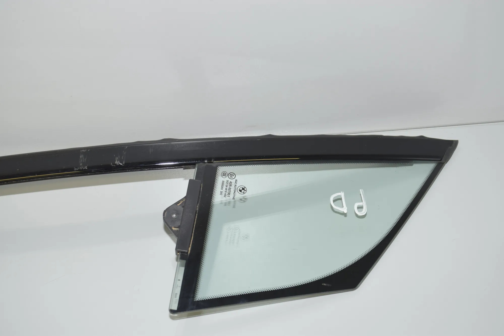 Front Right Door Quarter Window – OEM 51357289042 · BMW i3 (I01) Hybrid 2017 – 3