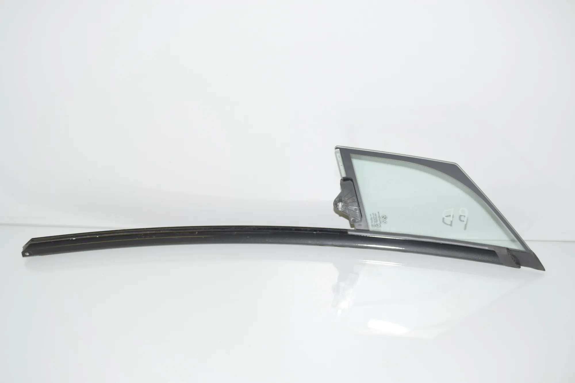 Front Right Door Quarter Window – OEM 51357289042 · BMW i3 (I01) Hybrid 2017 – 2