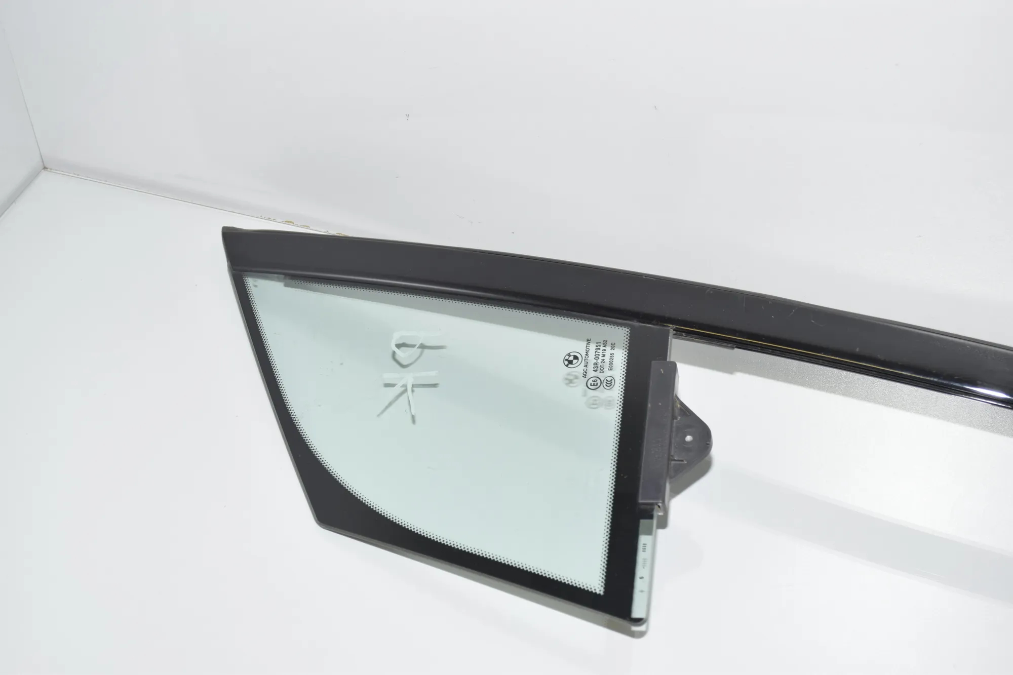Front Left Door Quarter Window – OEM 51357289041 · BMW i3 (I01) Hybrid 2017 – 4