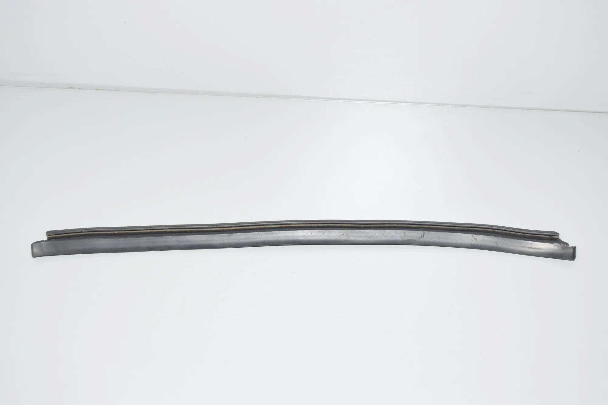 Rear Left Door Window Strip – OEM 7277047 · BMW i3 (I01) Hybrid 2017 – 4