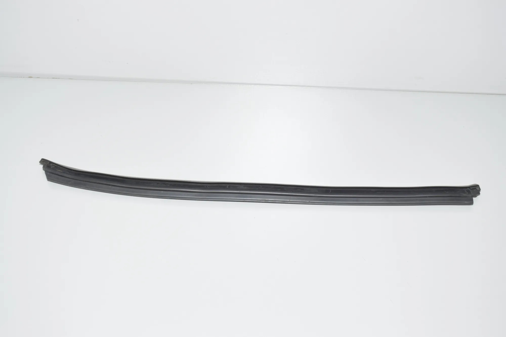Rear Left Door Window Strip – OEM 7277047 · BMW i3 (I01) Hybrid 2017 – 3