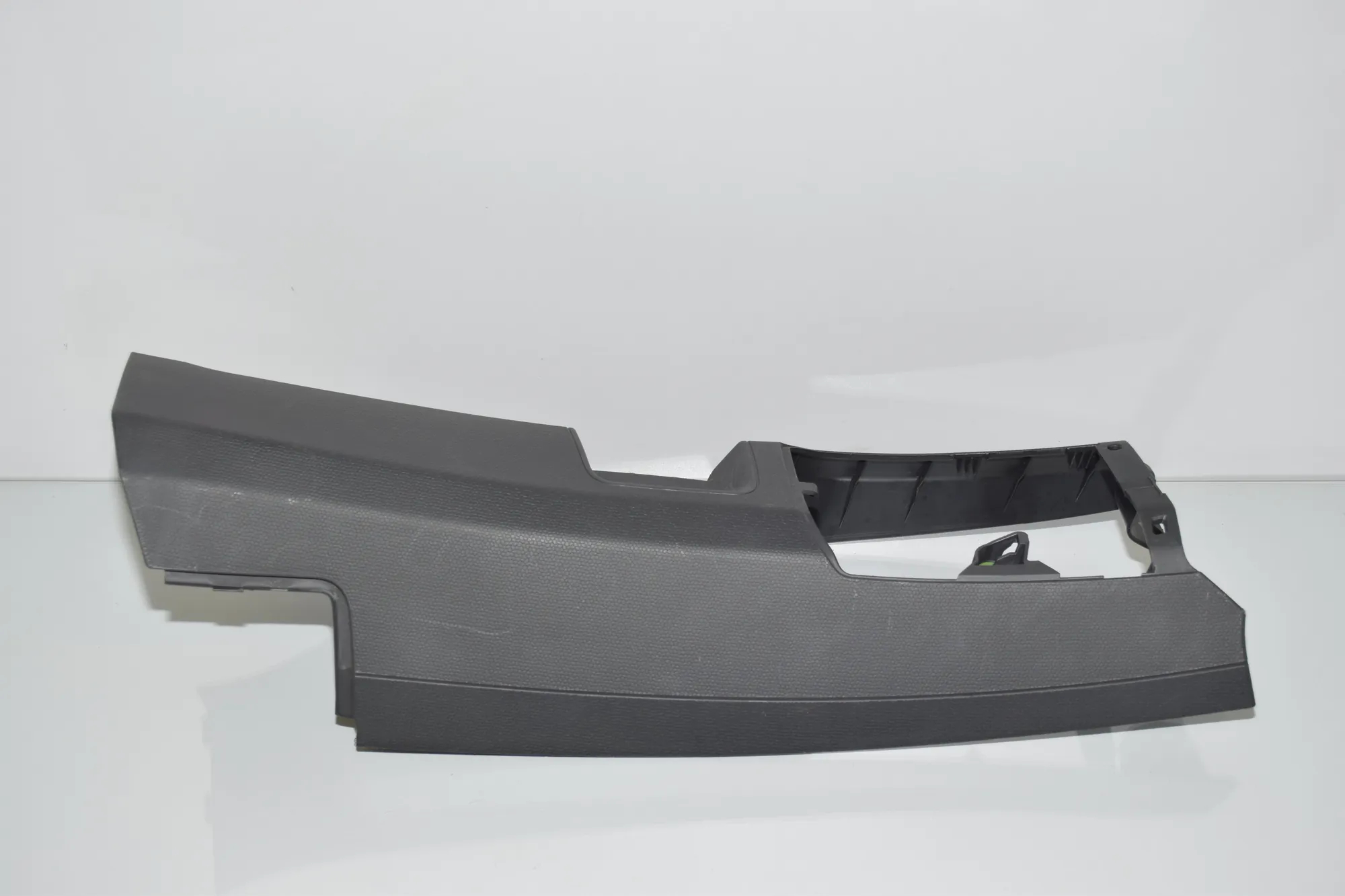 Right Side B Pillar Trim – OEM 7287936 · BMW i3 (I01) Hybrid 2017 – 2