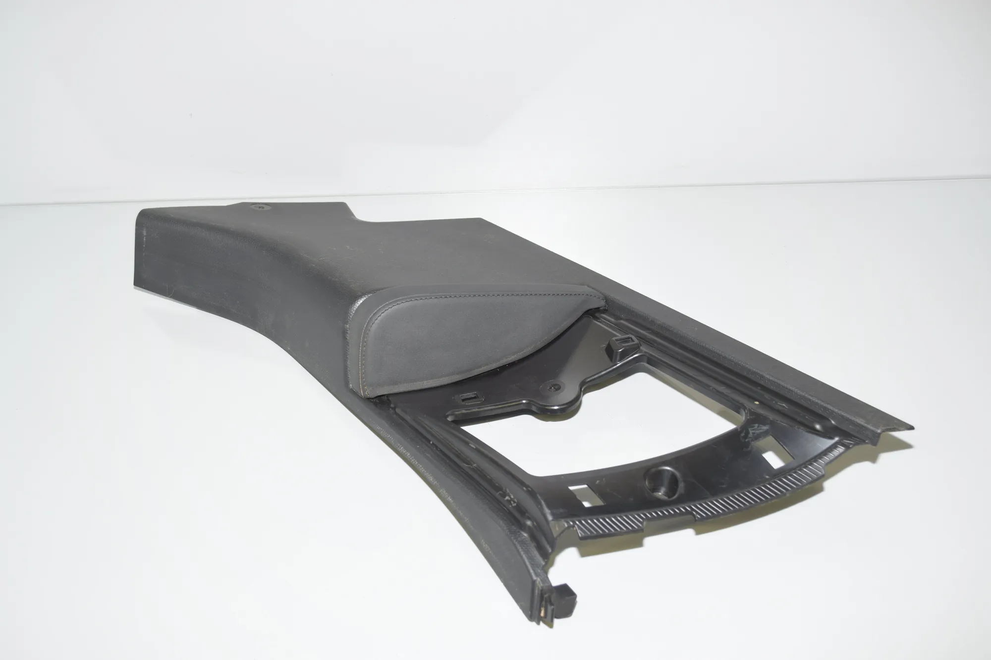 Rear Left Pillar Trim – OEM 7272427 · BMW i3 (I01) Hybrid 2017 – 2