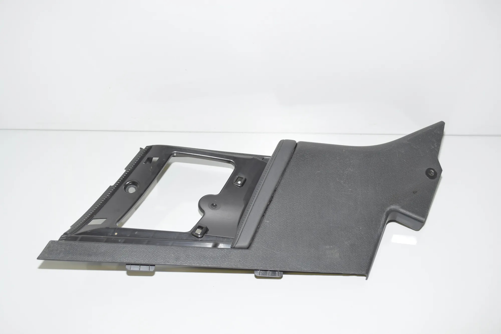 Rear Left Pillar Trim – OEM 7272427 · BMW i3 (I01) Hybrid 2017