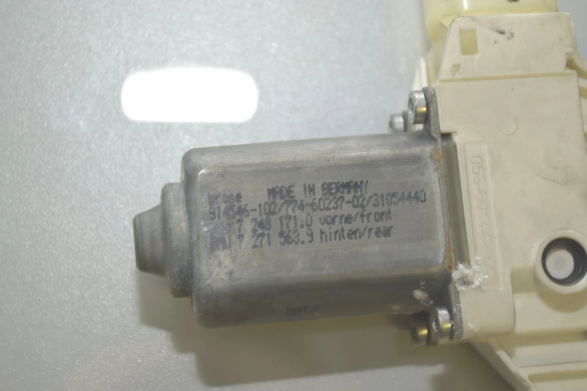 Rear Left Door Window Control Motor – OEM 7271563 · BMW 5 Touring (F11) 530 d xDrive 2014 – 6