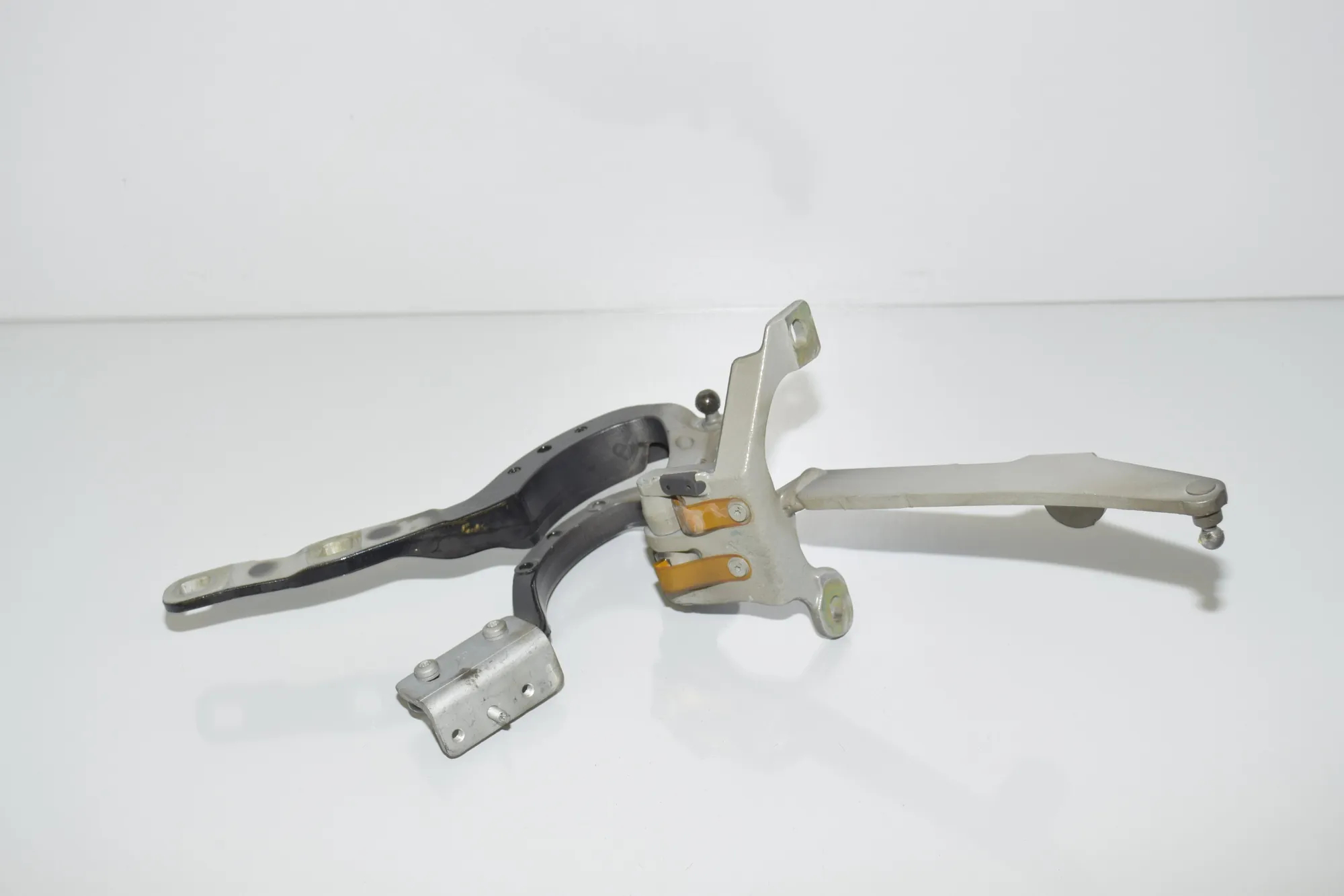 Left Side Bootlid Hinge – OEM 7206639 · BMW 5 Touring (F11) 530 d xDrive 2014 – 4