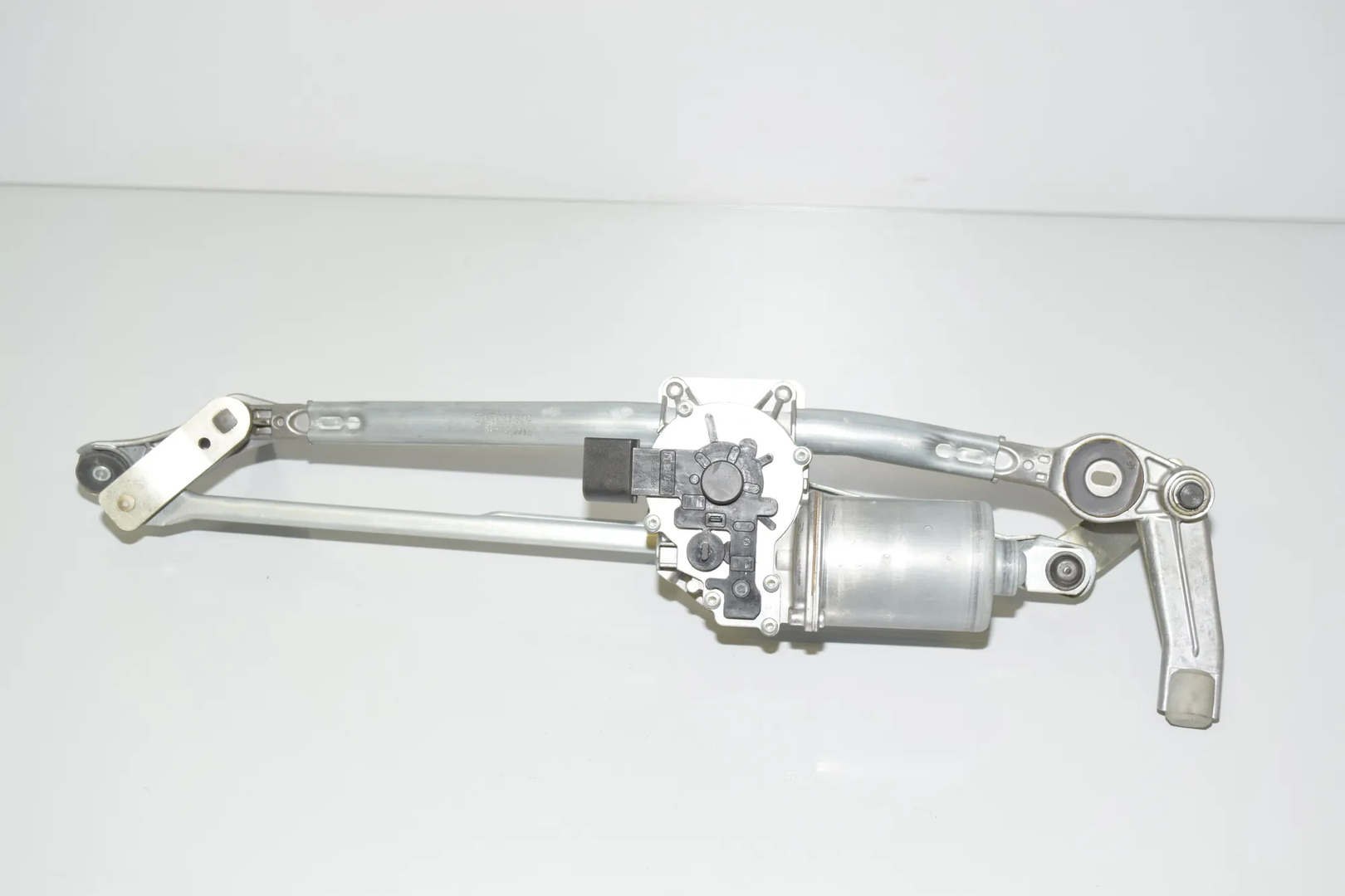 Front Windshield Wiper Mechanism – OEM 6978263 · BMW 3 (E90) 325 d 2011