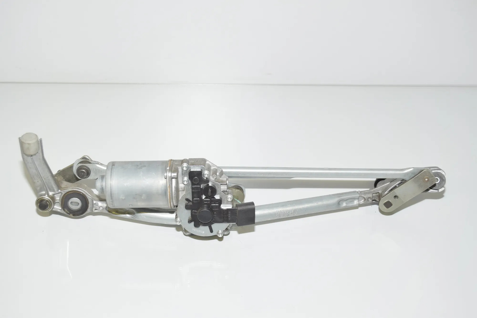 Front Windshield Wiper Mechanism – OEM 6978263 · BMW 3 (E90) 325 d 2011 – 4