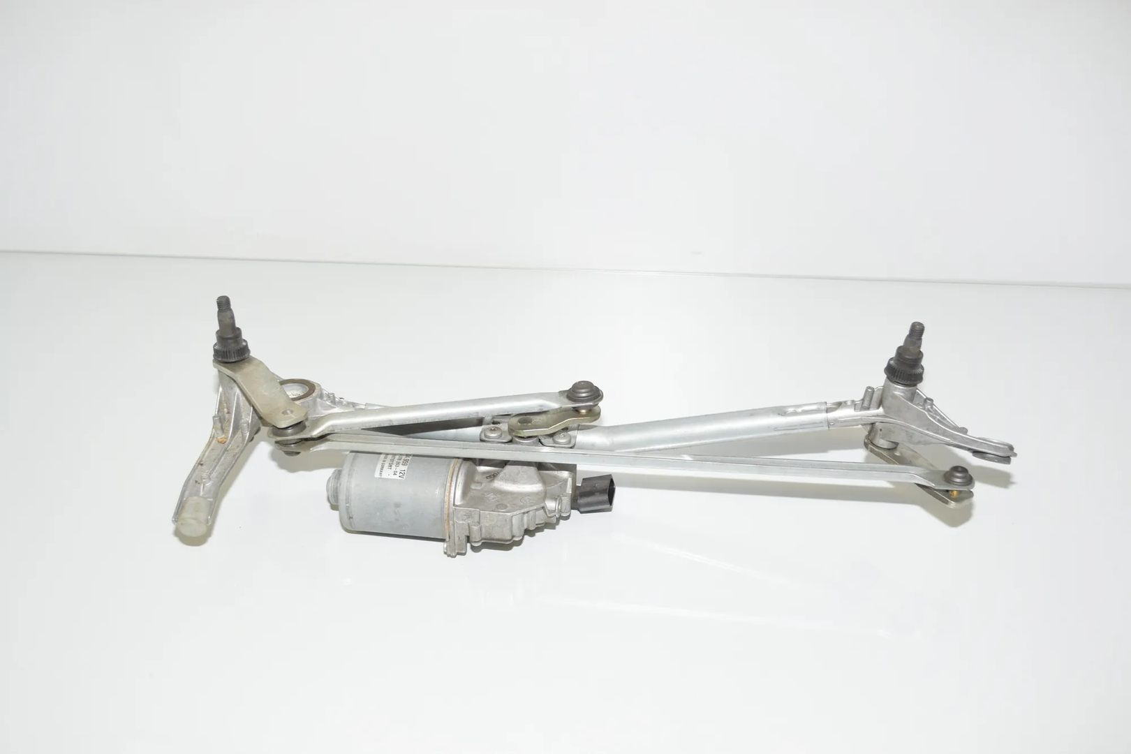 Front Windshield Wiper Mechanism – OEM 6978263 · BMW 3 (E90) 325 d 2011 – 3