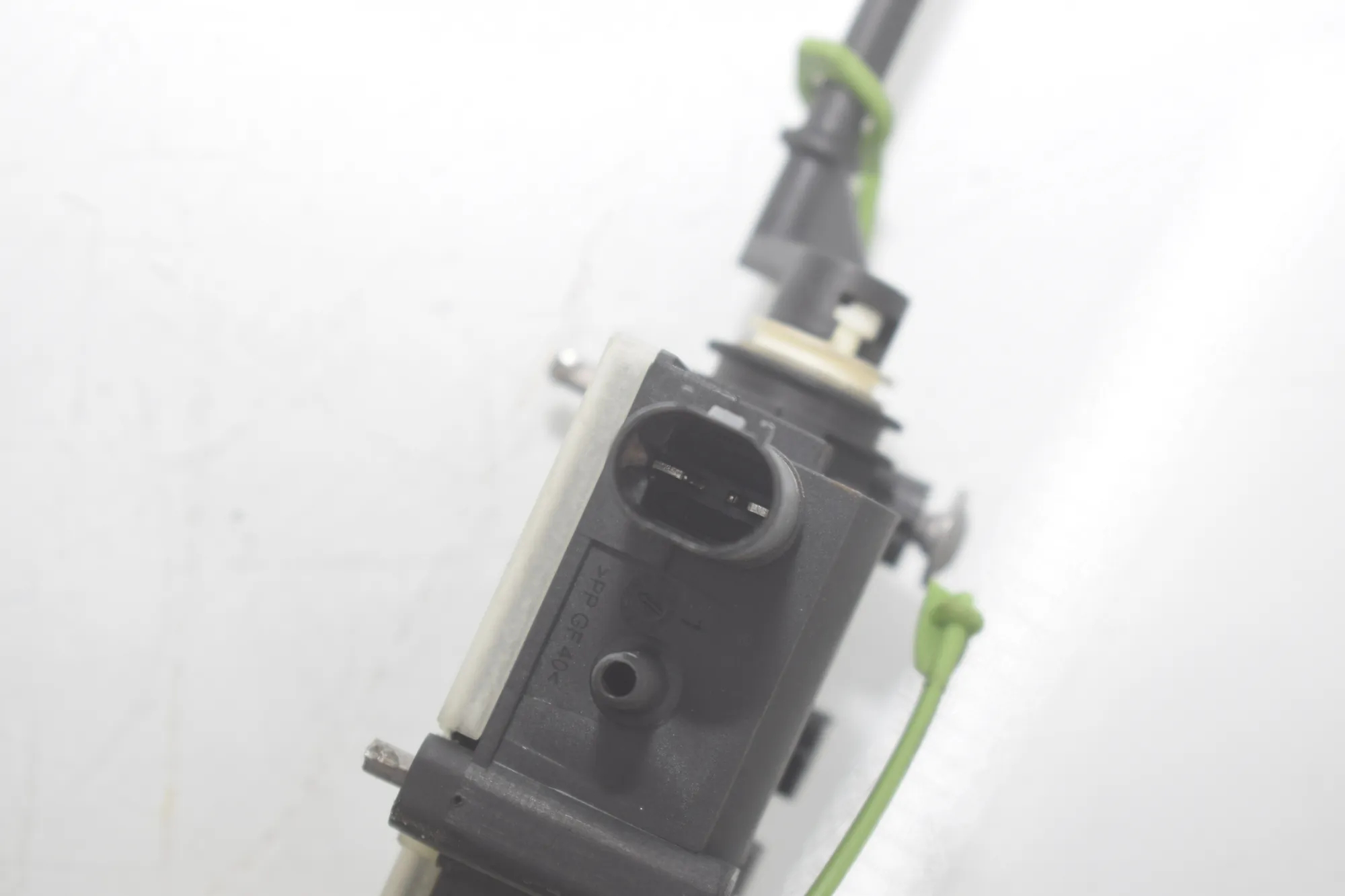 Fuel Tank Cover Lock – OEM 7200674 · BMW 7 (F01, F02) 750 i 2010 – 4