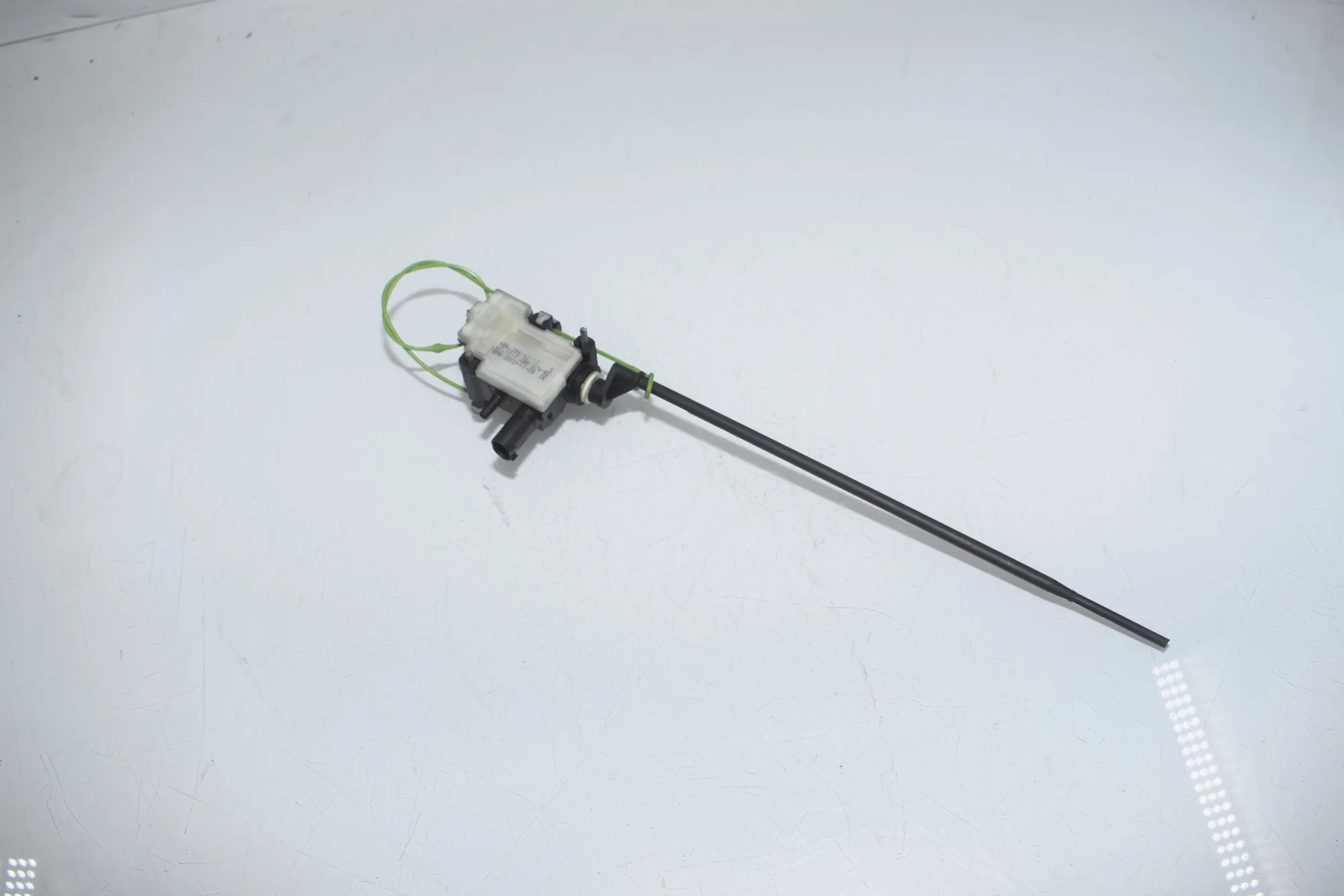 Fuel Tank Cover Lock – OEM 7200674 · BMW 7 (F01, F02) 750 i 2010 – 2