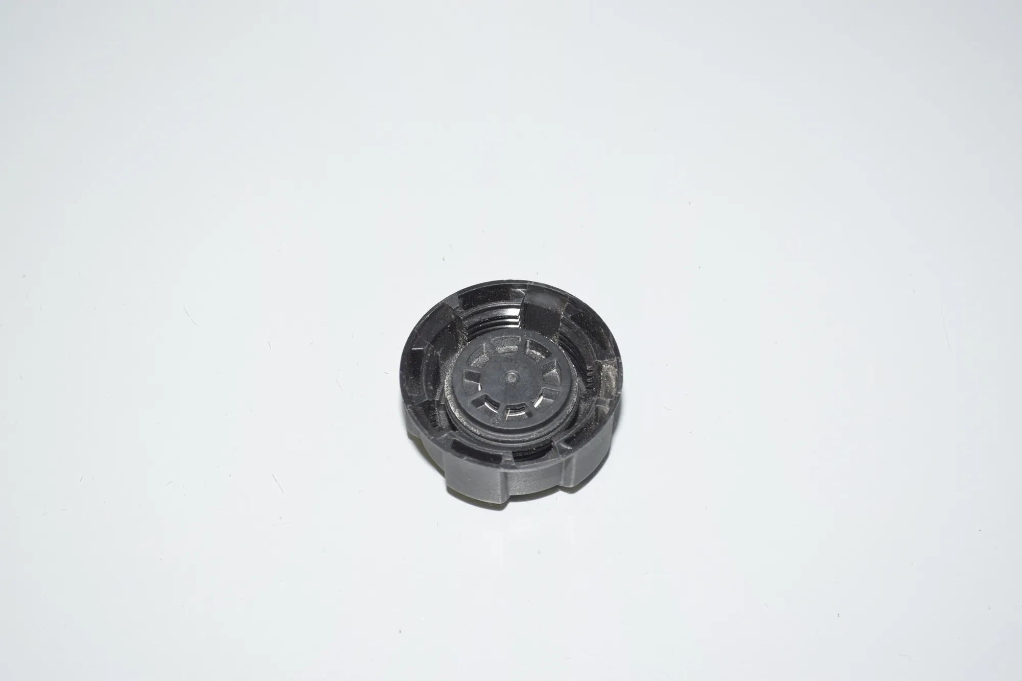 Expansion Tank Cap – OEM 17117639024 · BMW i3 (I01) BMW i3 (I01) Electric 2014 – 4