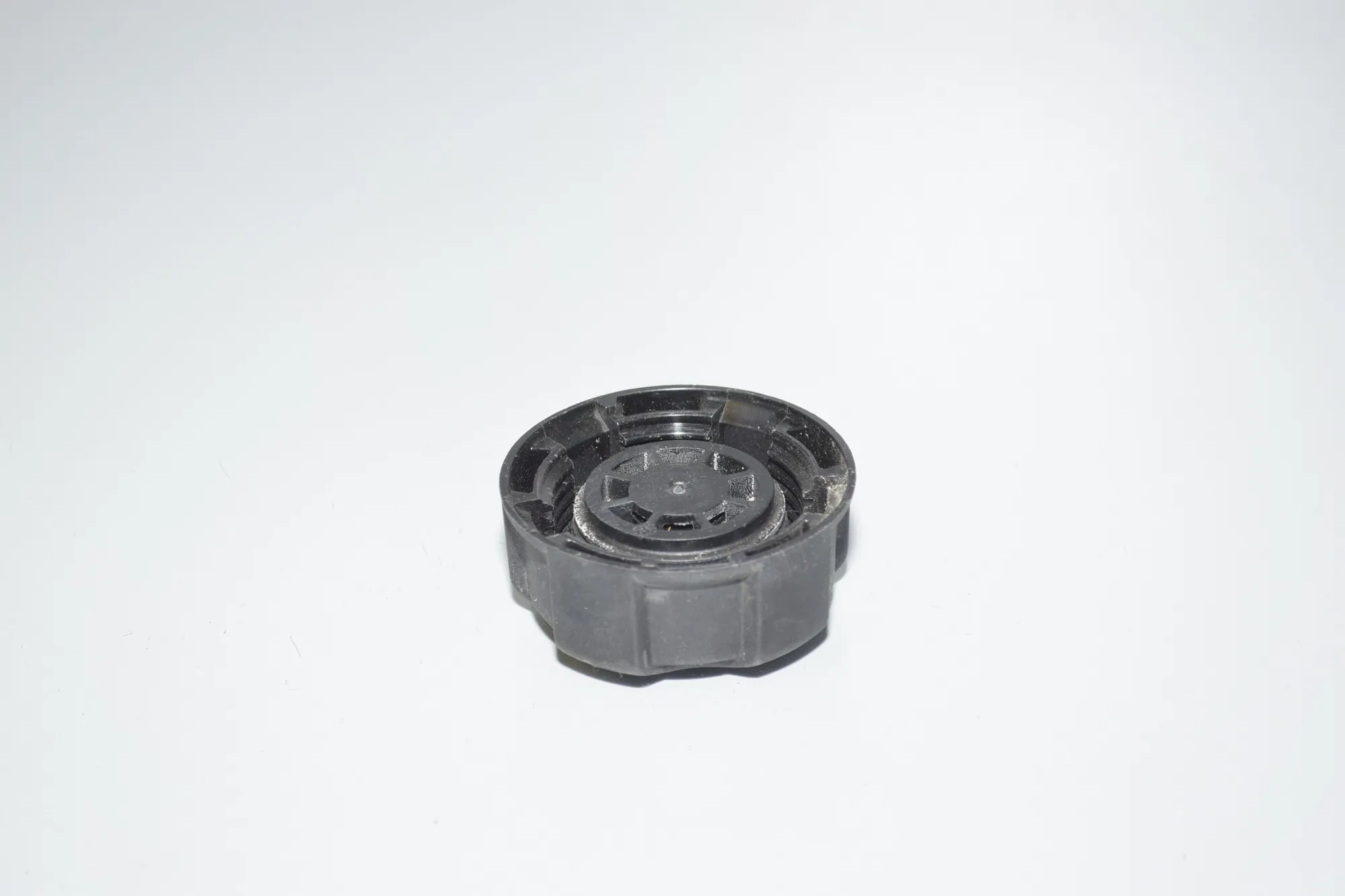 Expansion Tank Cap – OEM 17117639024 · BMW i3 (I01) BMW i3 (I01) Electric 2014 – 3